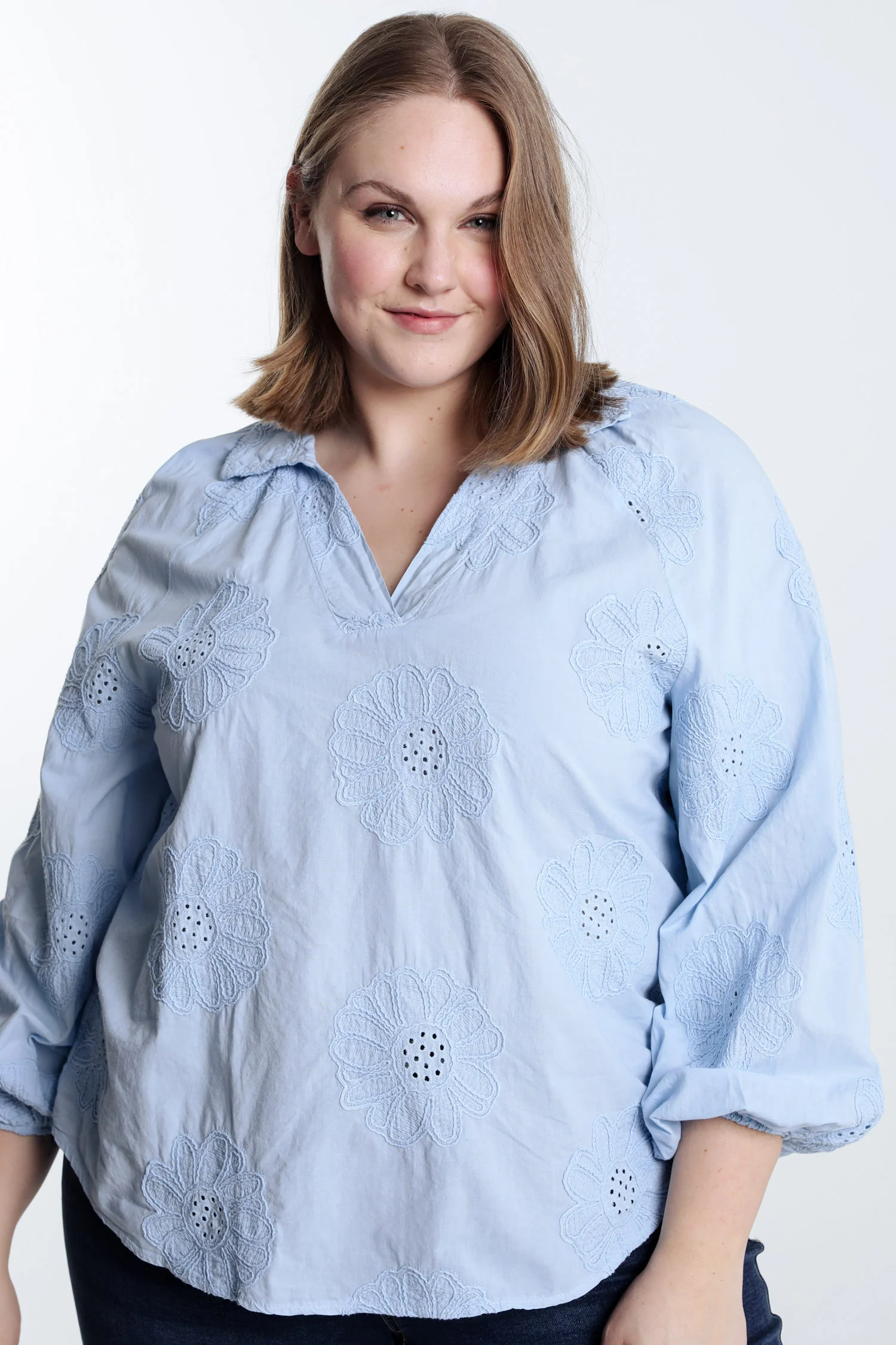 Blouse en coton unie avec fleurs brodées - Image 12