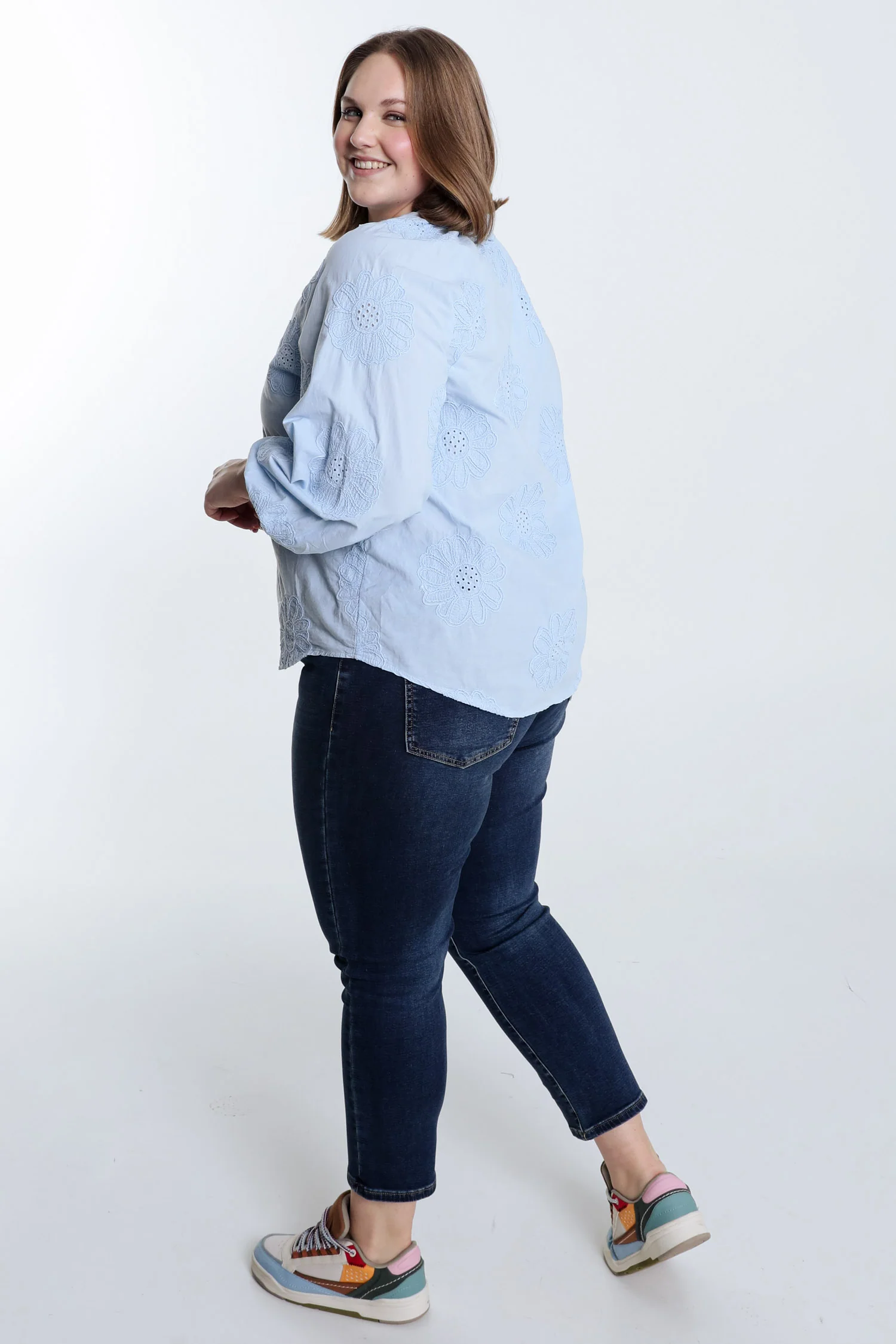 Blouse en coton unie avec fleurs brodées - Image 13