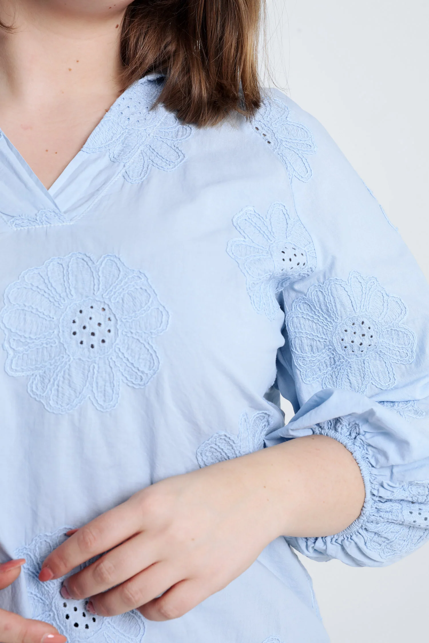 Blouse en coton unie avec fleurs brodées - Image 15