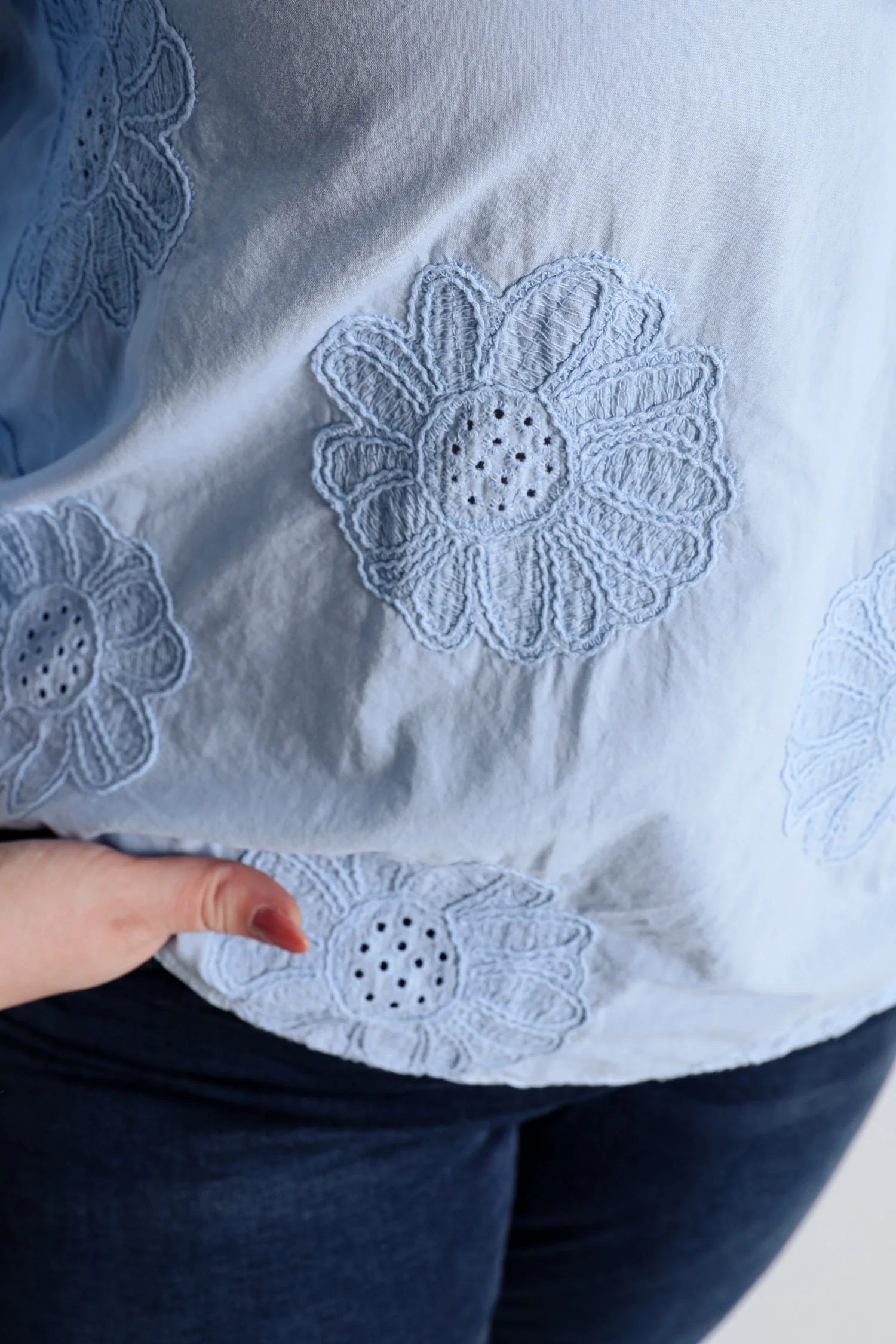 Blouse en coton unie avec fleurs brodées - Image 17