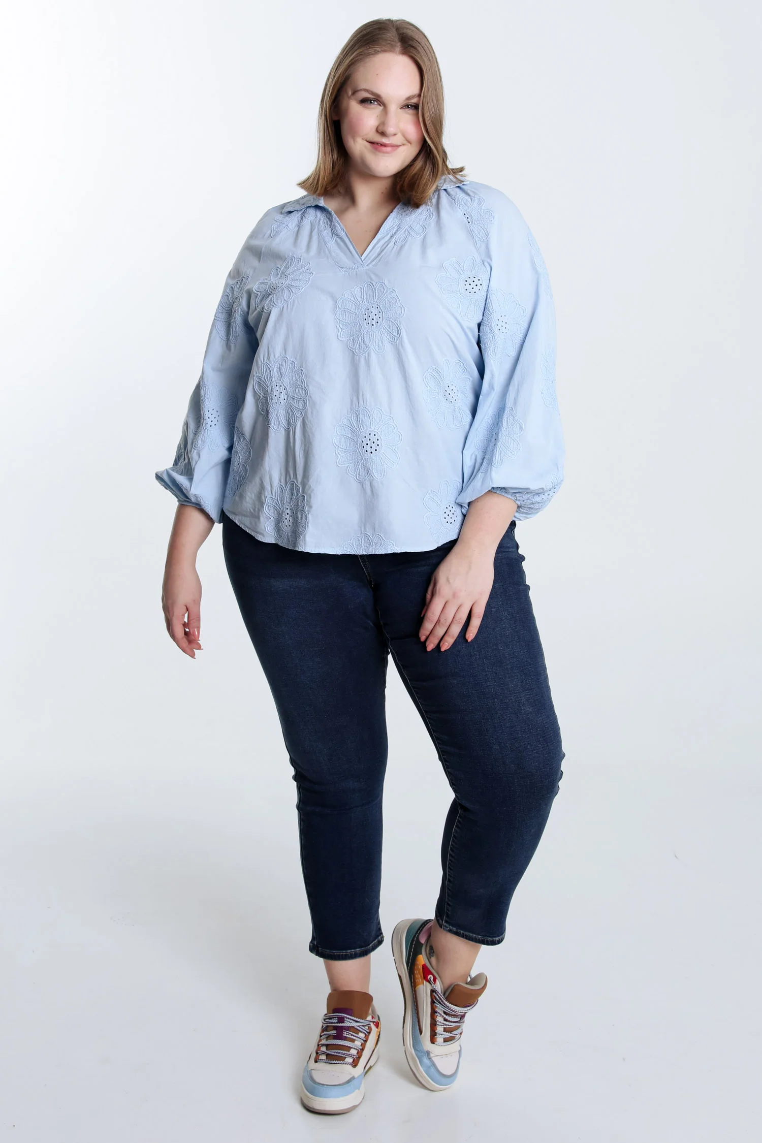 Blouse en coton unie avec fleurs brodées - Image 18