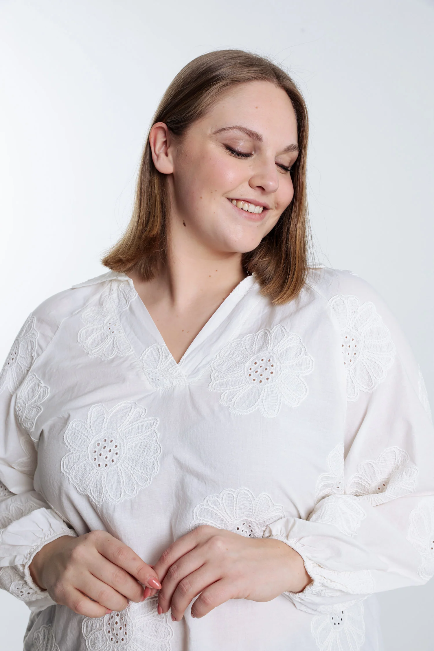 Blouse en coton unie avec fleurs brodées - Image 3