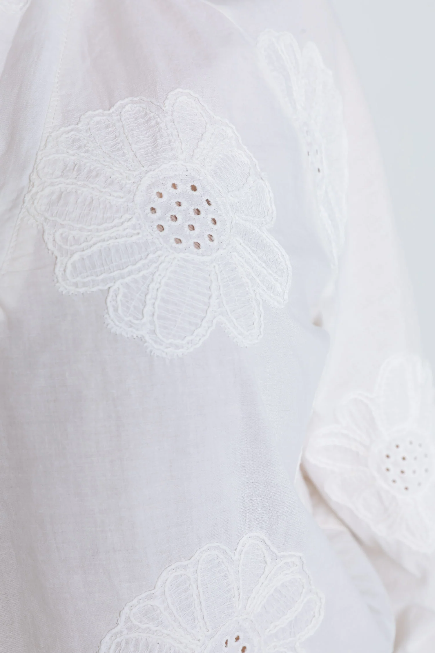 Blouse en coton unie avec fleurs brodées - Image 4