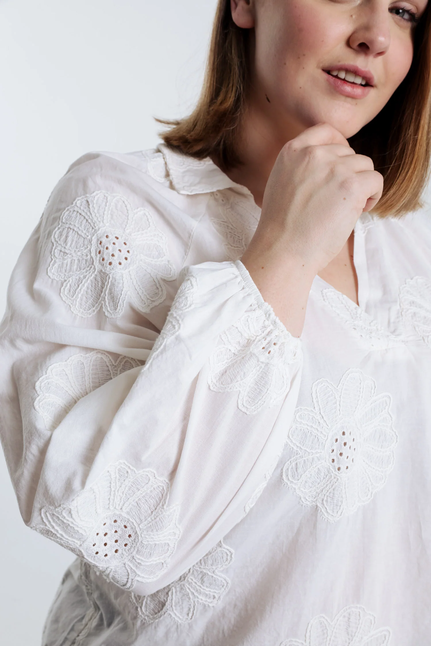 Blouse en coton unie avec fleurs brodées - Image 5