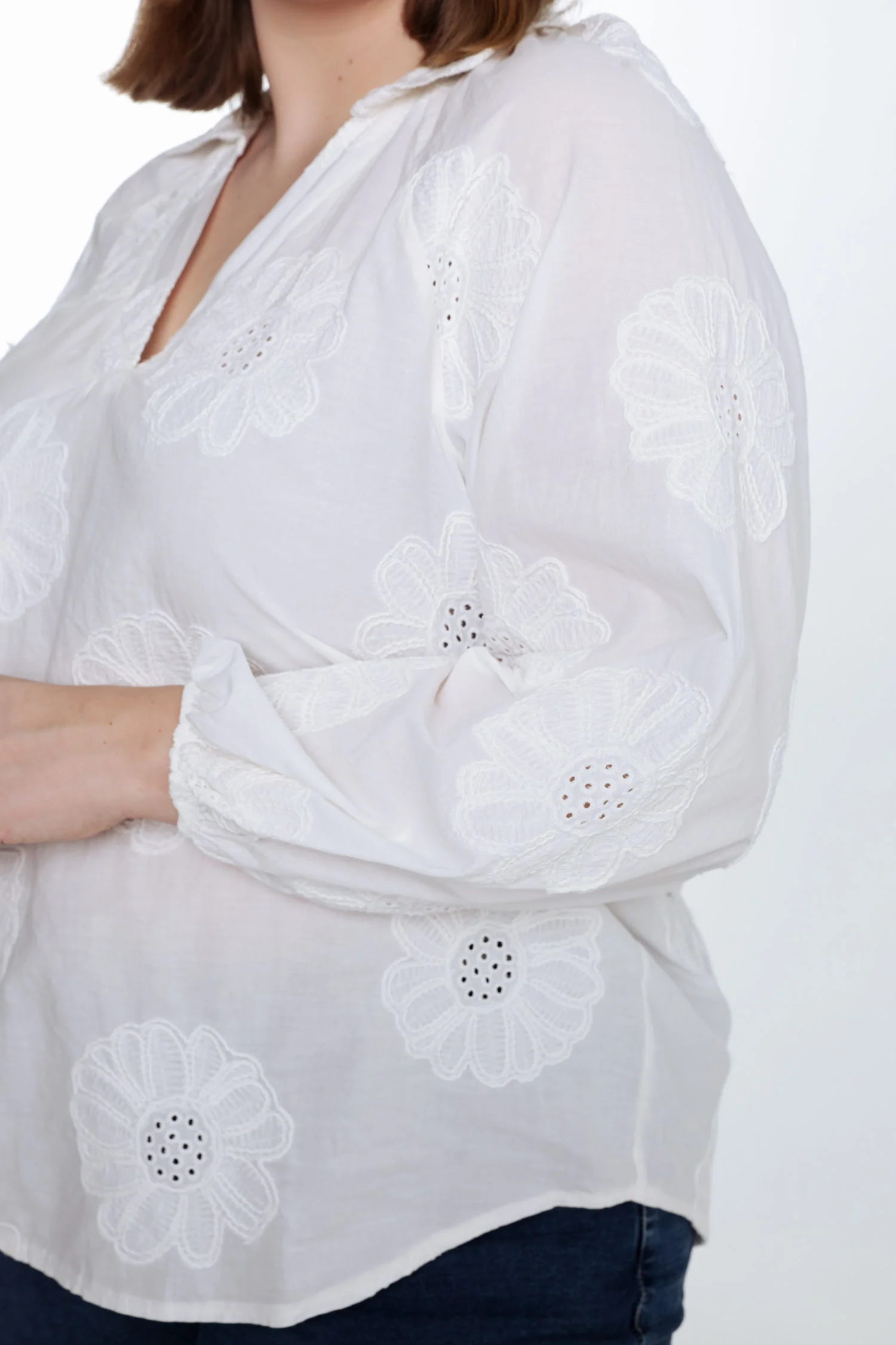 Blouse en coton unie avec fleurs brodées - Image 6
