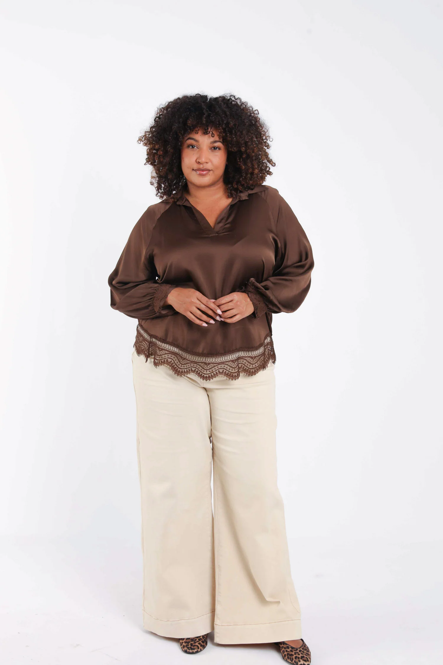 Blouse en viscose effet satiné, unie avec dentelle - Image 9
