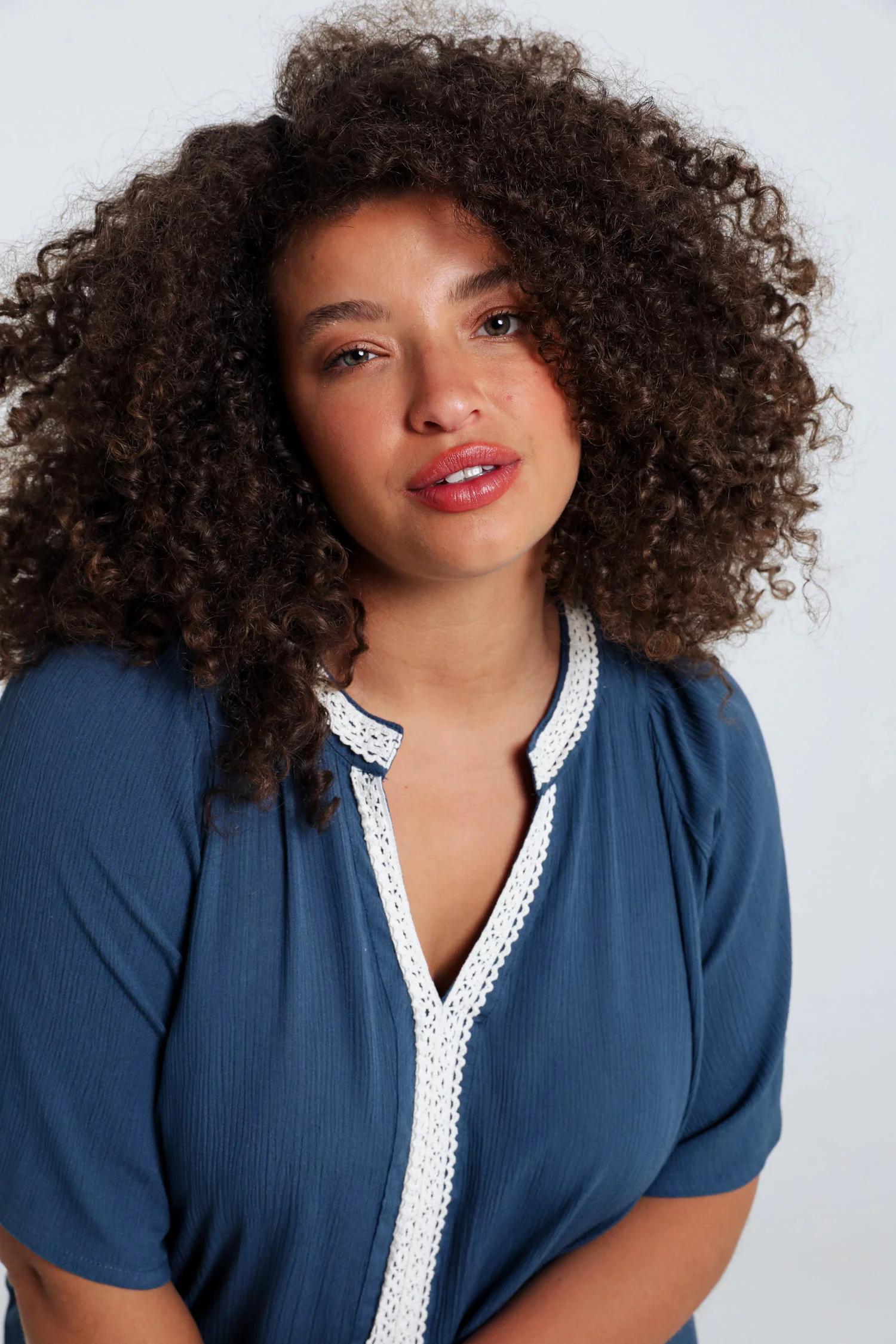 Blouse en viscose unie et macramé - Image 4