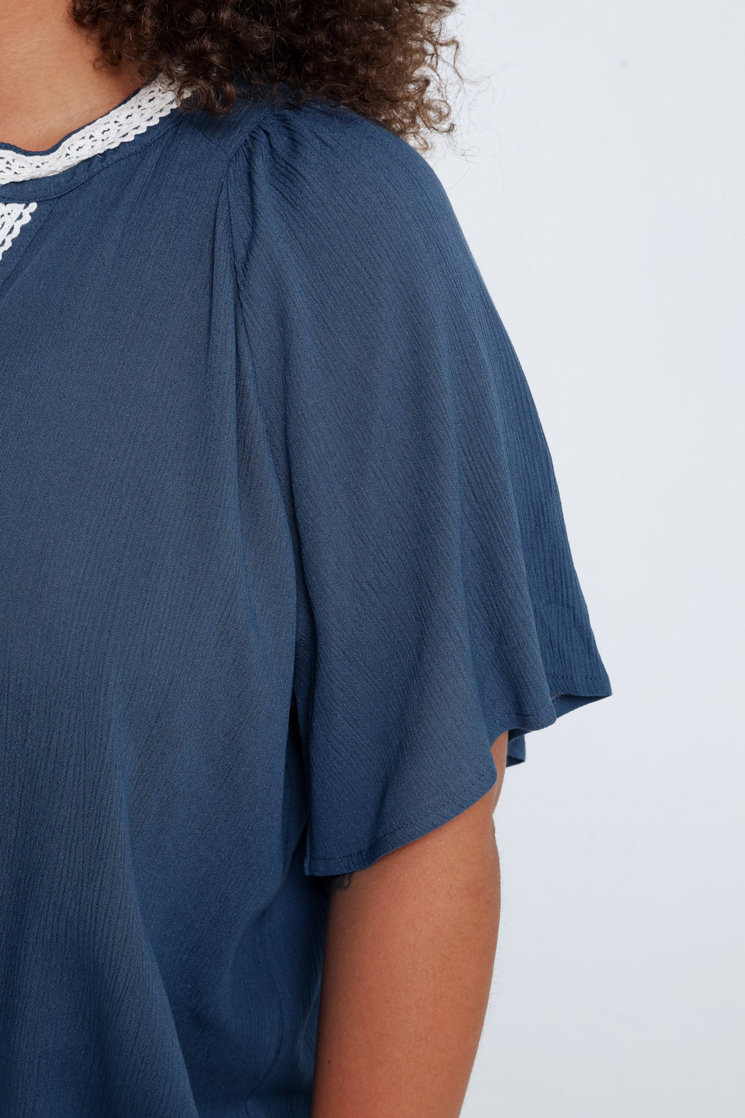 Blouse en viscose unie et macramé - Image 5