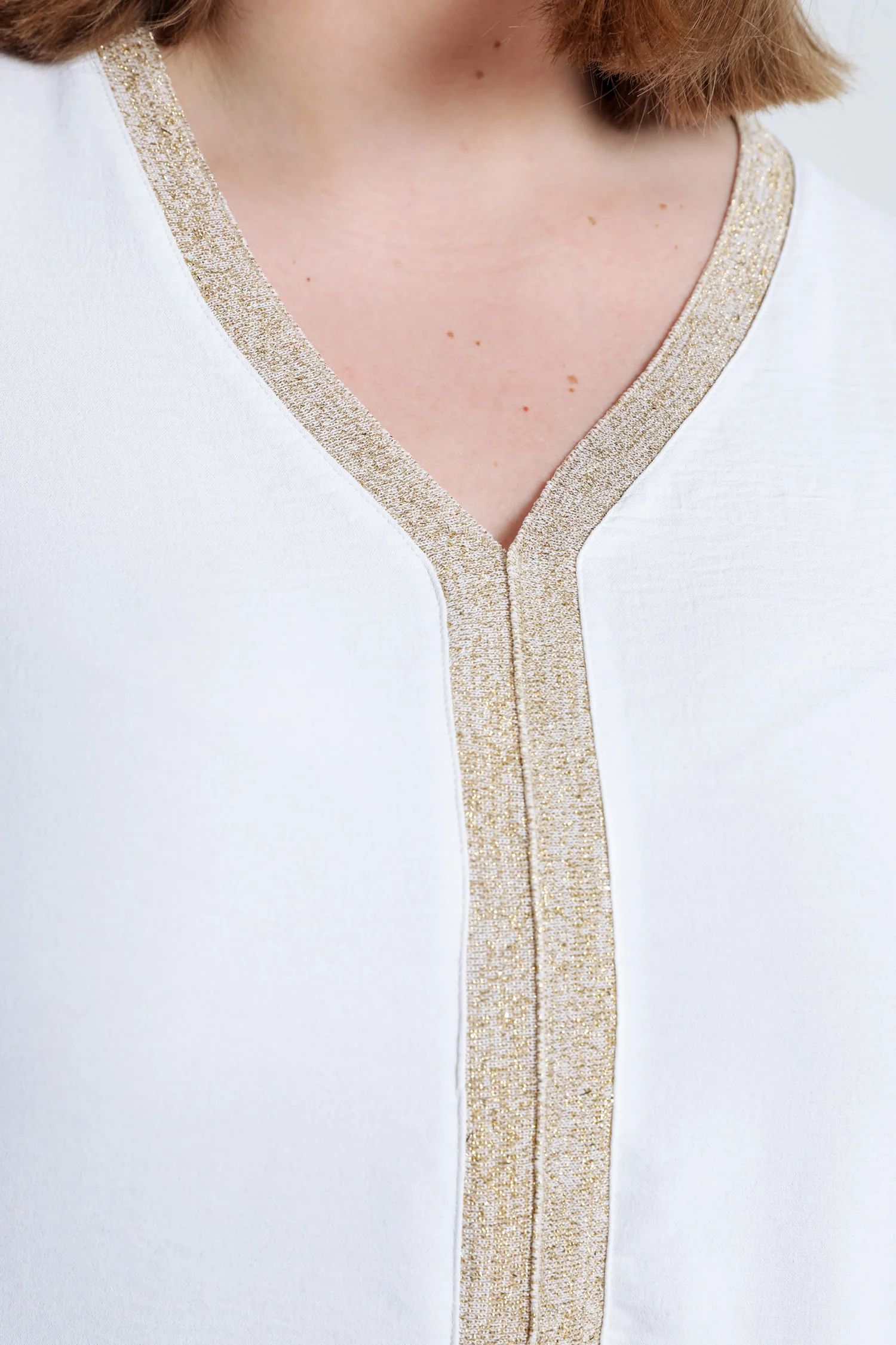 Blouse unie avec bande dorée - Image 5