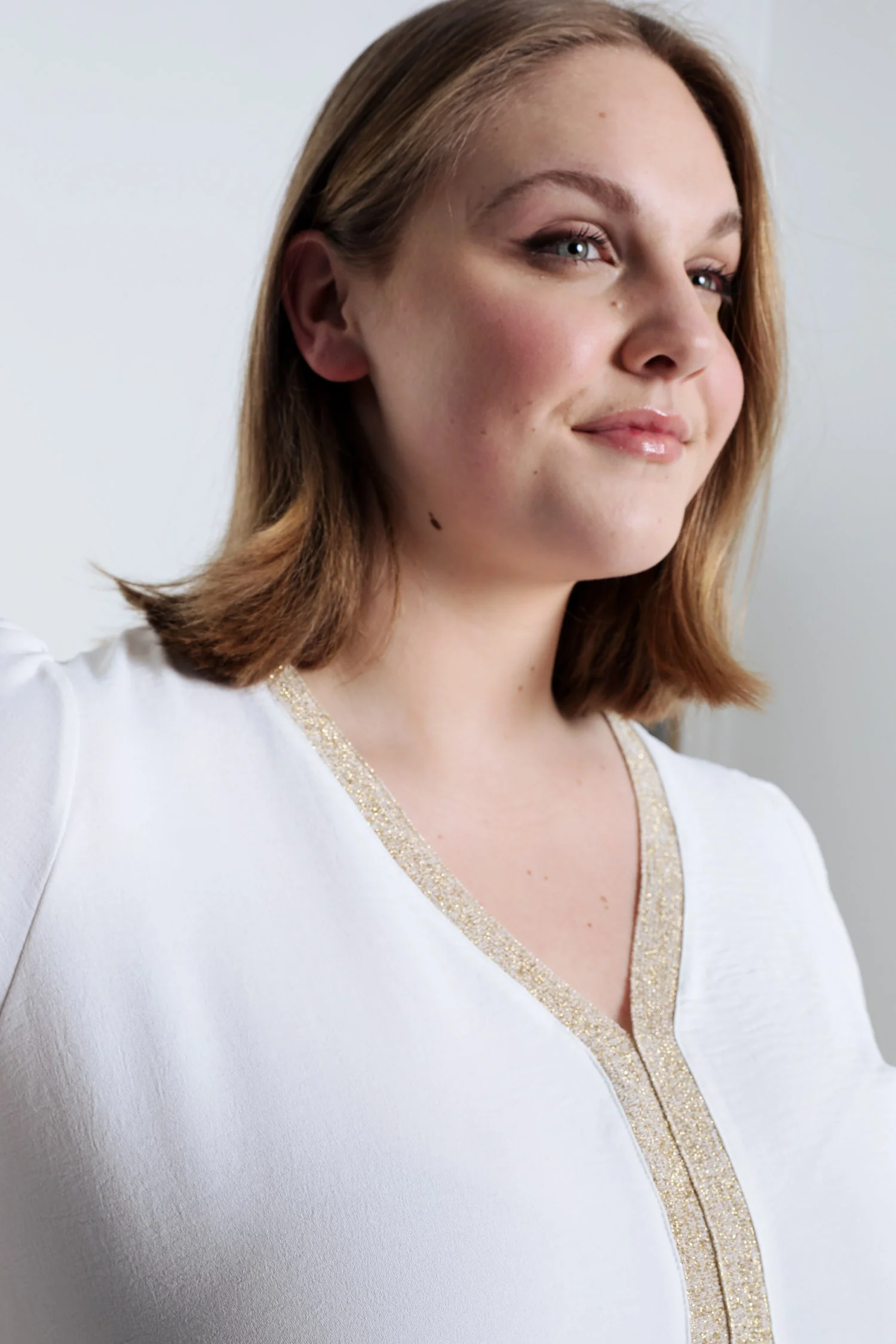 Blouse unie avec bande dorée - Image 6