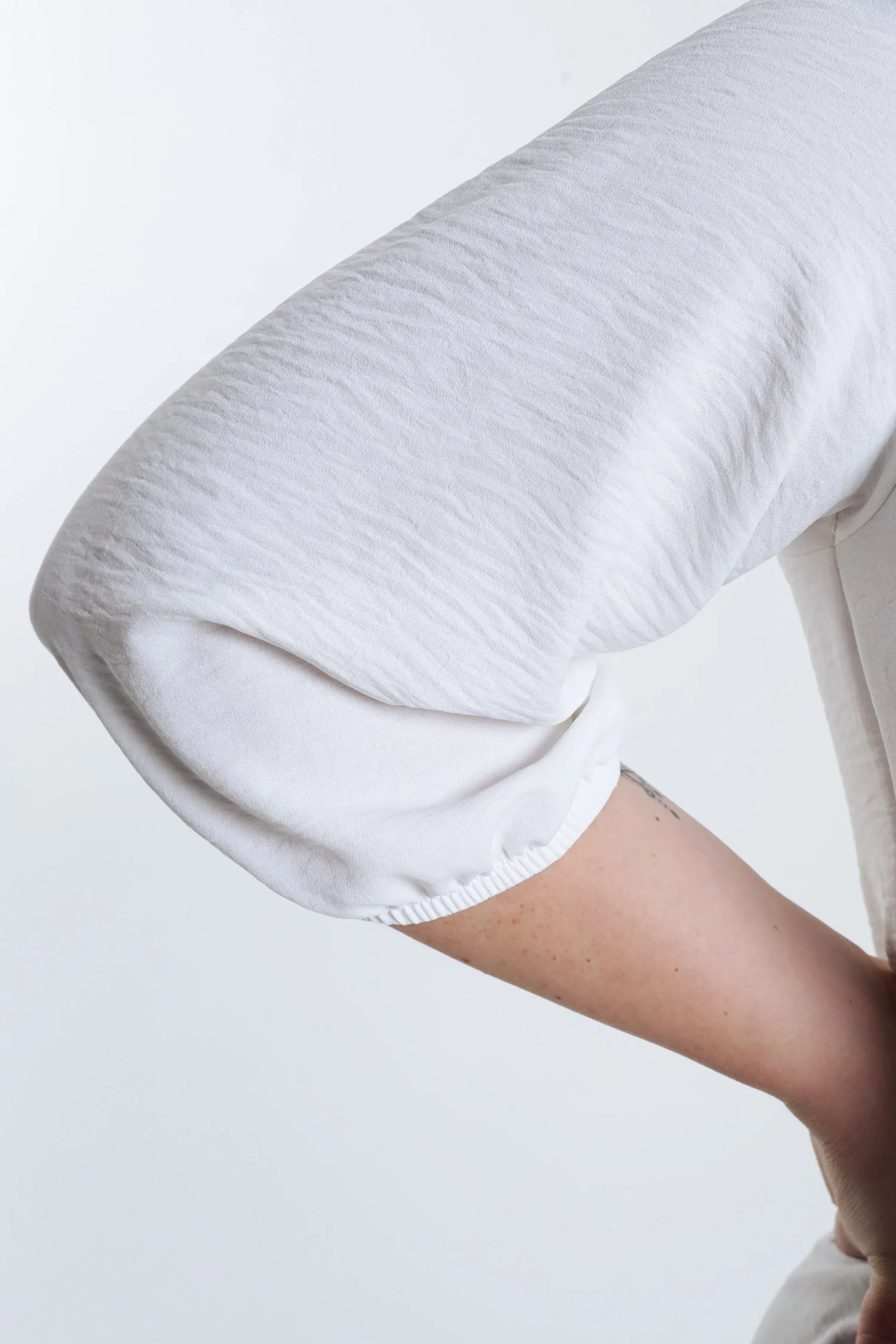 Blouse unie avec bande dorée - Image 7