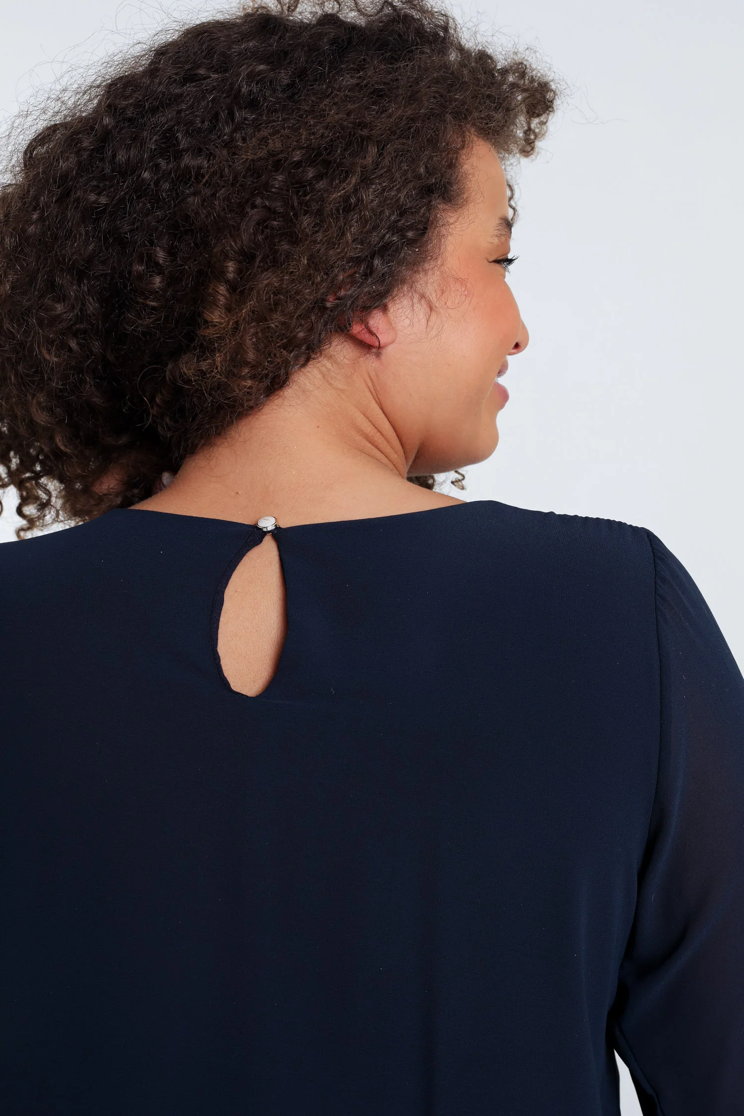 Blouse unie avec bijoux - Image 14