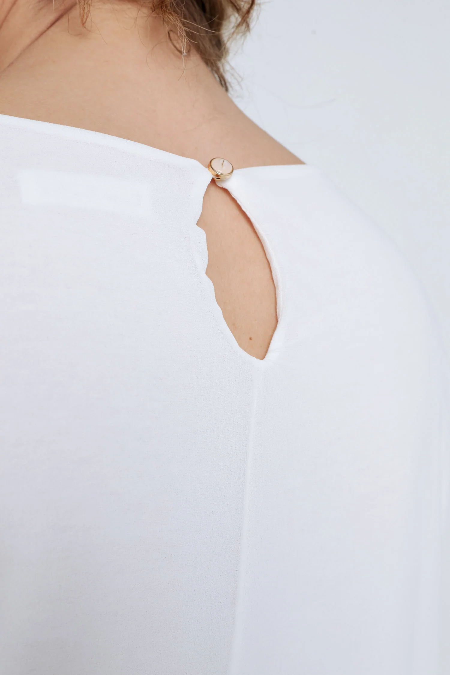 Blouse unie avec bijoux - Image 6