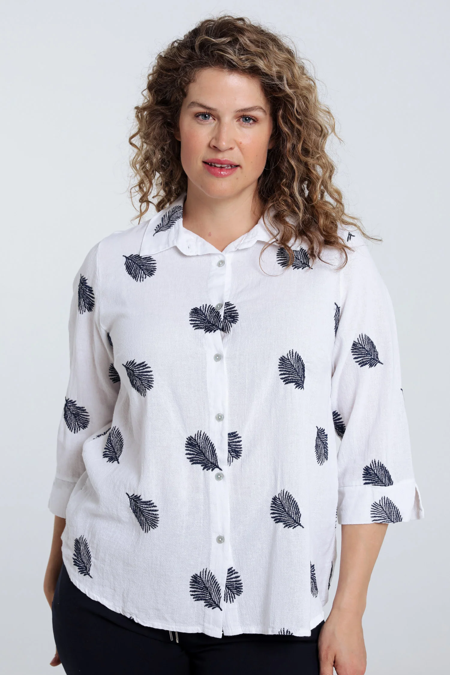 Chemise en coton unie avec feuilles brodées