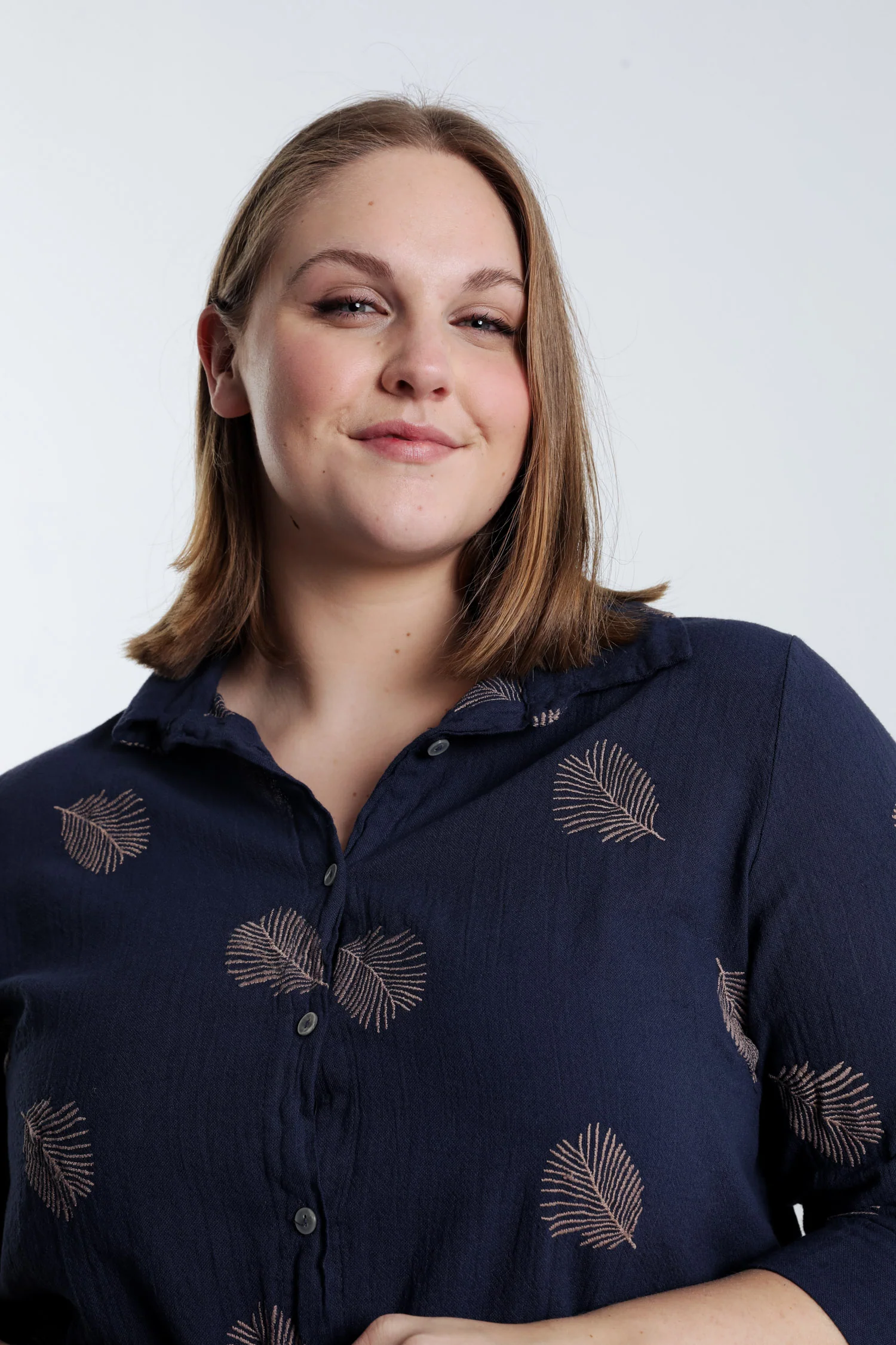 Chemise en coton unie avec feuilles brodées - Image 14
