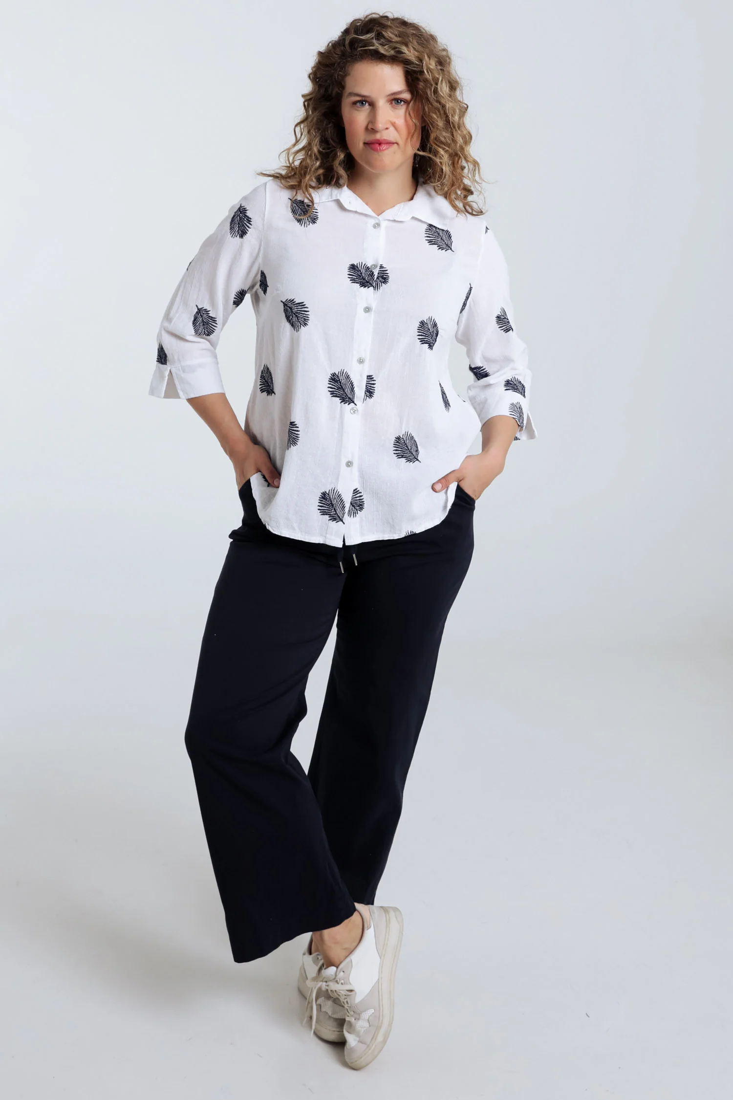 Chemise en coton unie avec feuilles brodées - Image 8