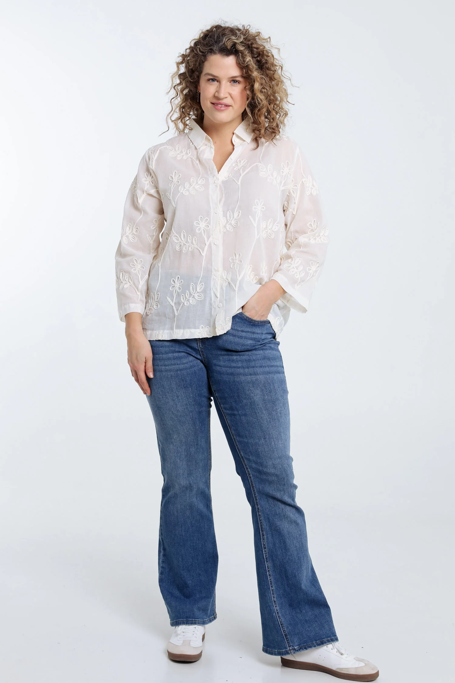 Chemise en coton unie avec fleurs brodées - Image 8