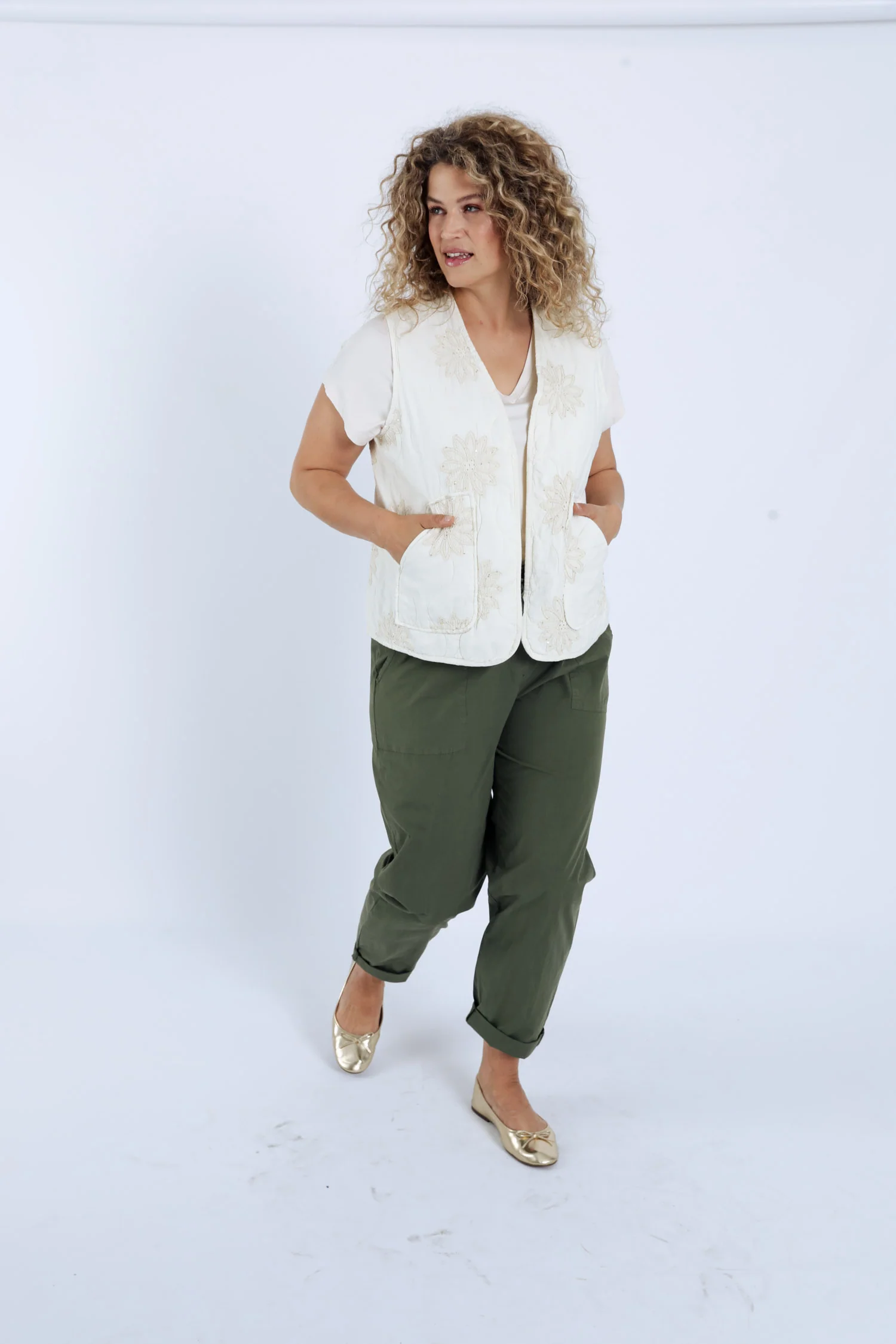Gilet matelassé avec broderies florales - Image 9