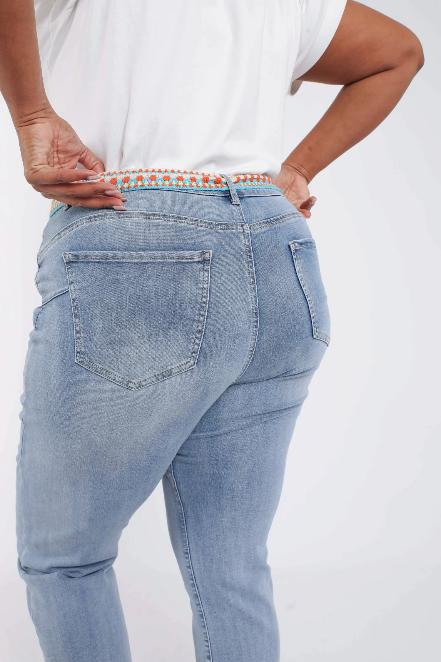 Jeans Louise slim 3/4 avec ceinture fantaisie - Image 5