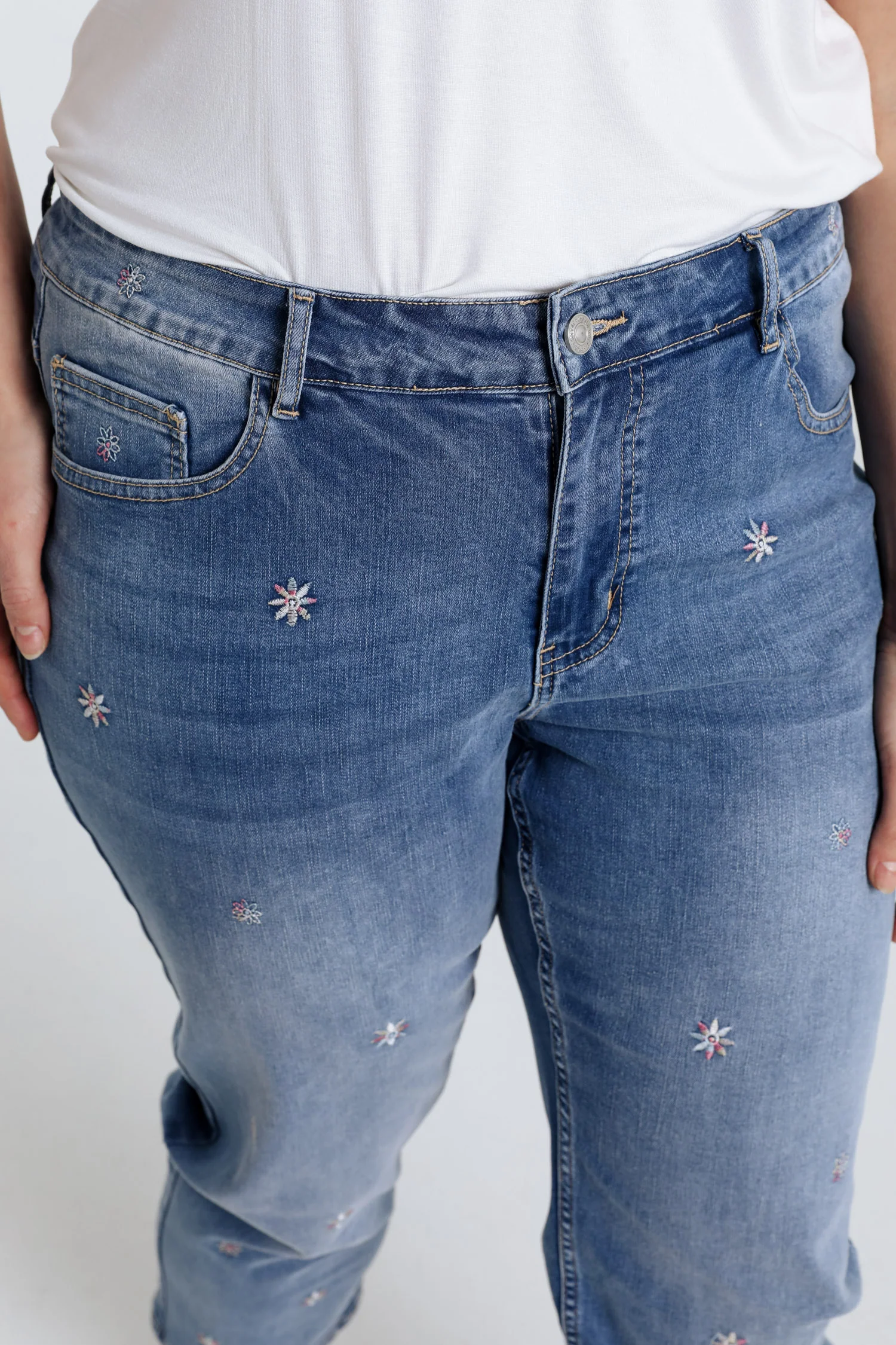 Jeans slim 7/8 avec fleurs brodées - Image 6