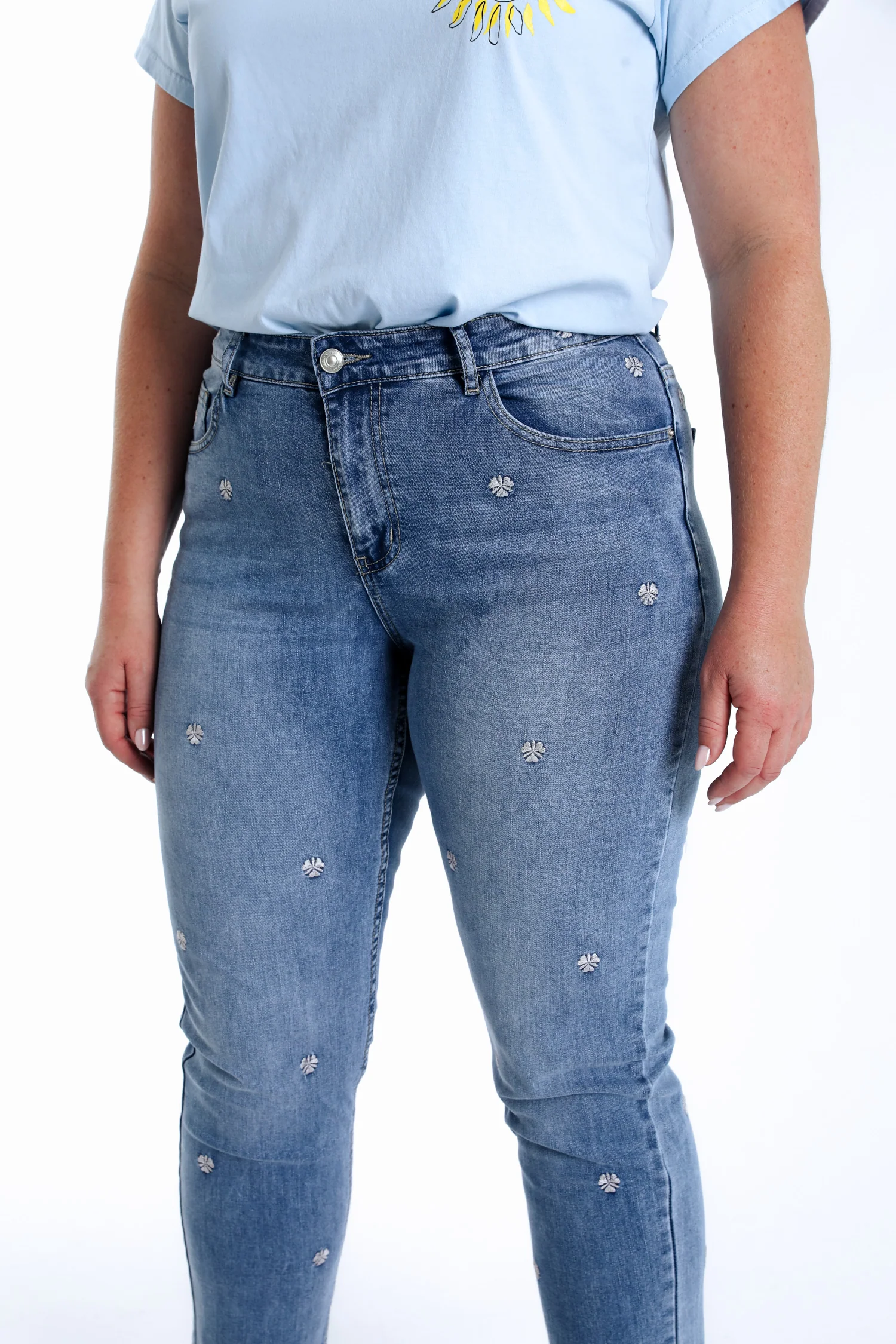 Jeans slim Louise 7/8 avec broderies trèfles - Image 5