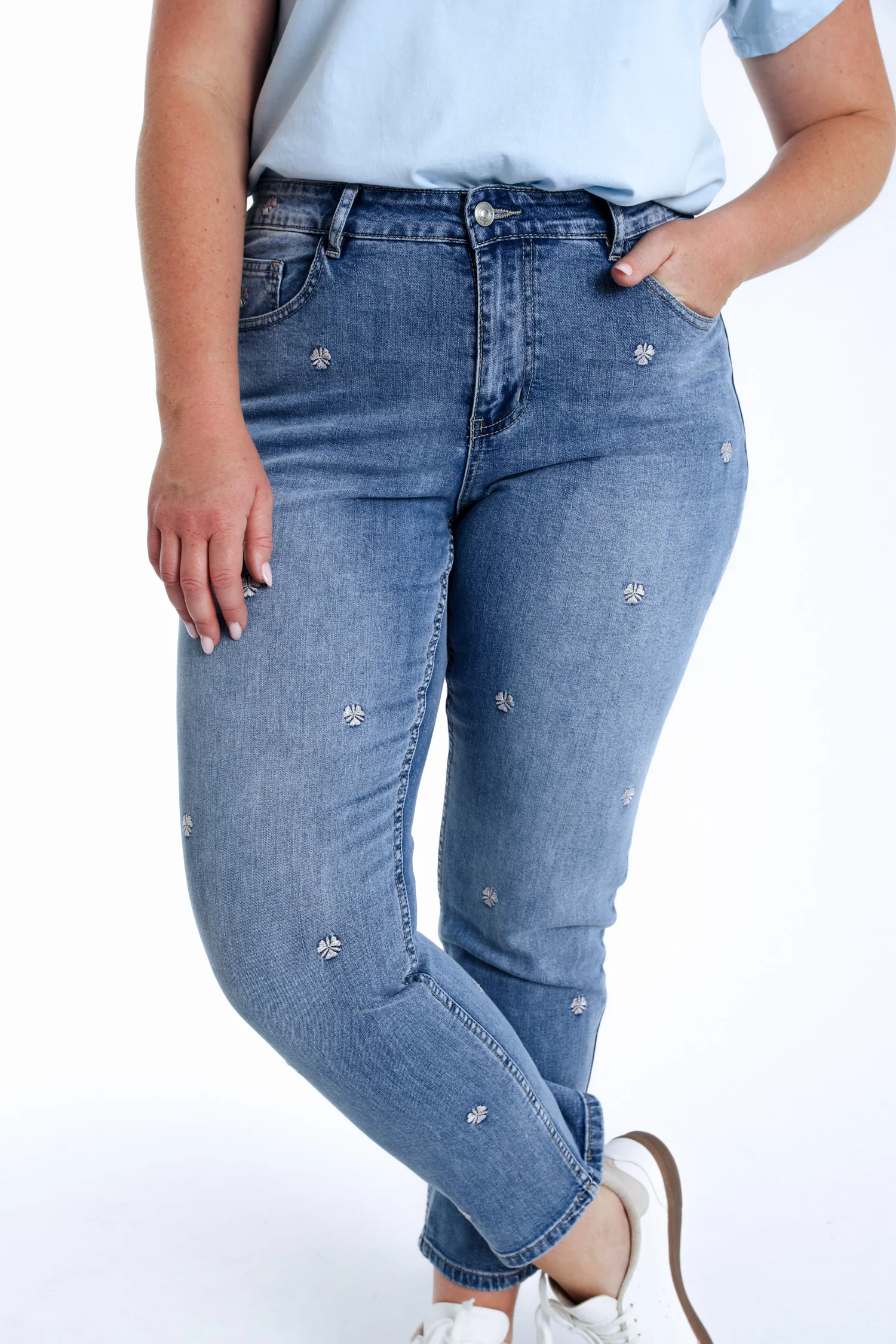 Jeans slim Louise 7/8 avec broderies trèfles - Image 6