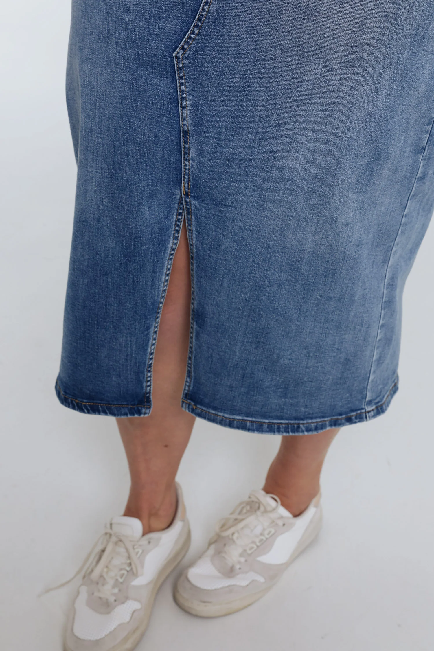 Jupe en jeans avec fente et boutons - Image 4
