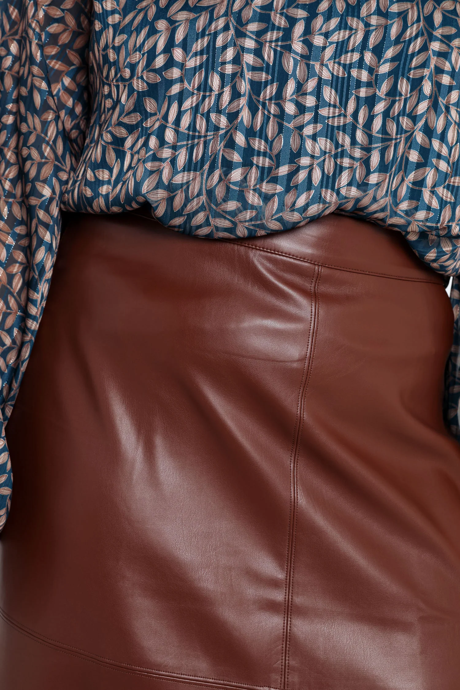 Jupe mi-longue unie en faux cuir - Image 17