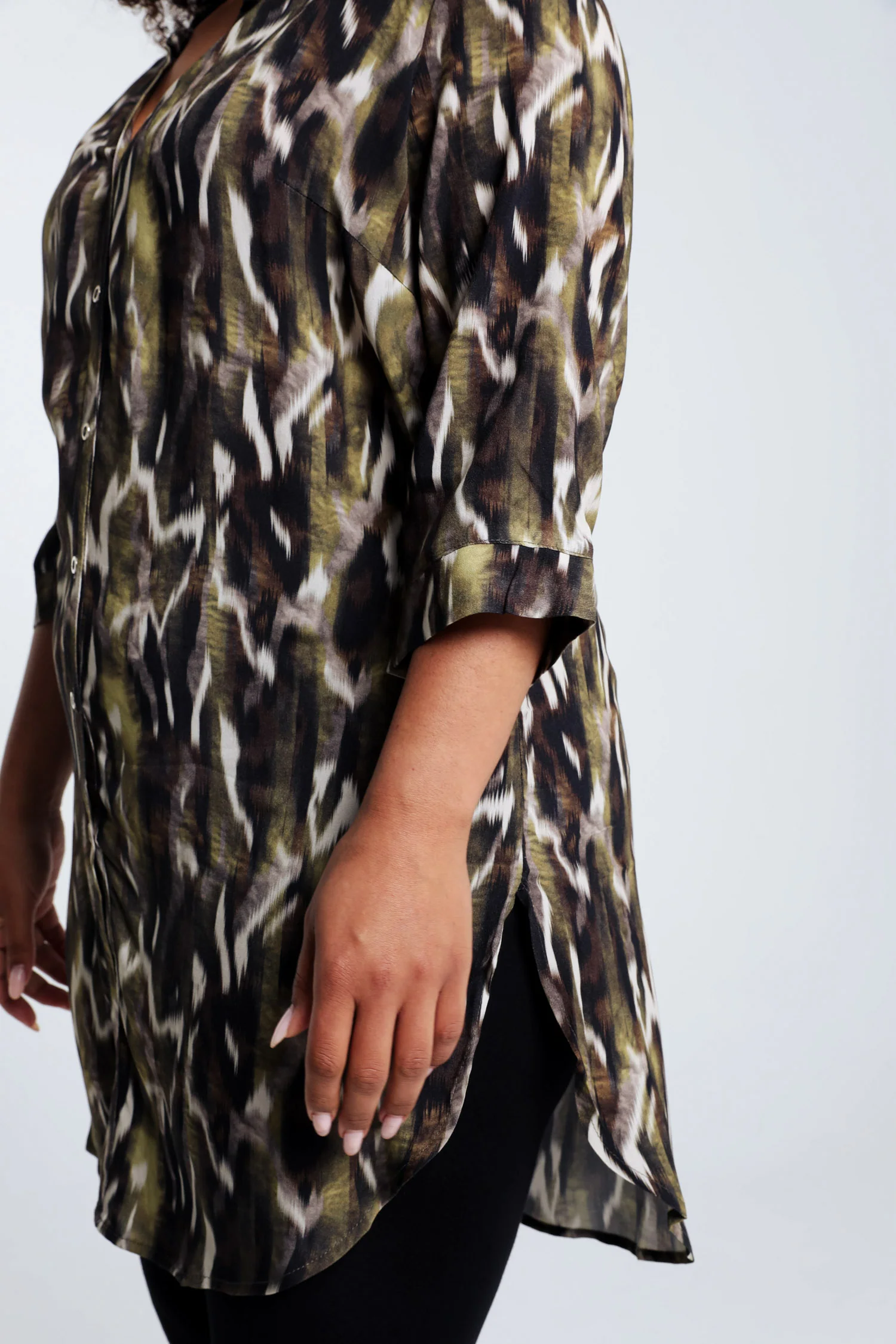 Longue chemise en viscose imprimé peau de bête - Image 4