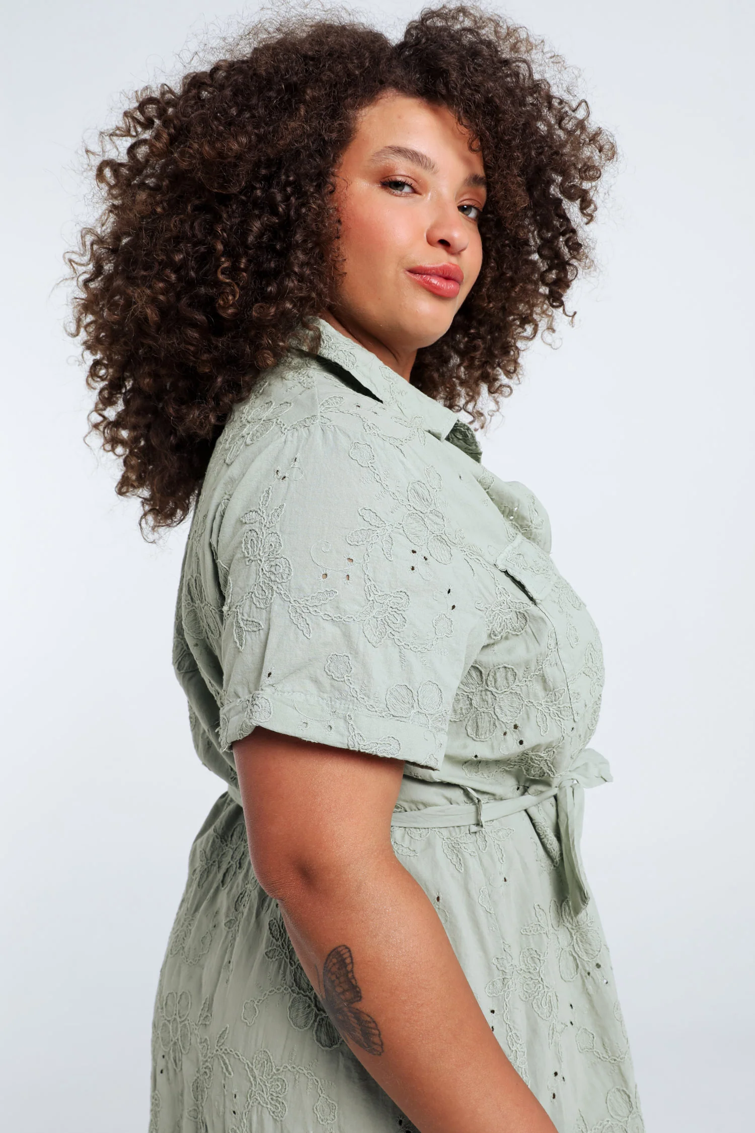 Longue robe chemise en coton unie et brodée - Image 3