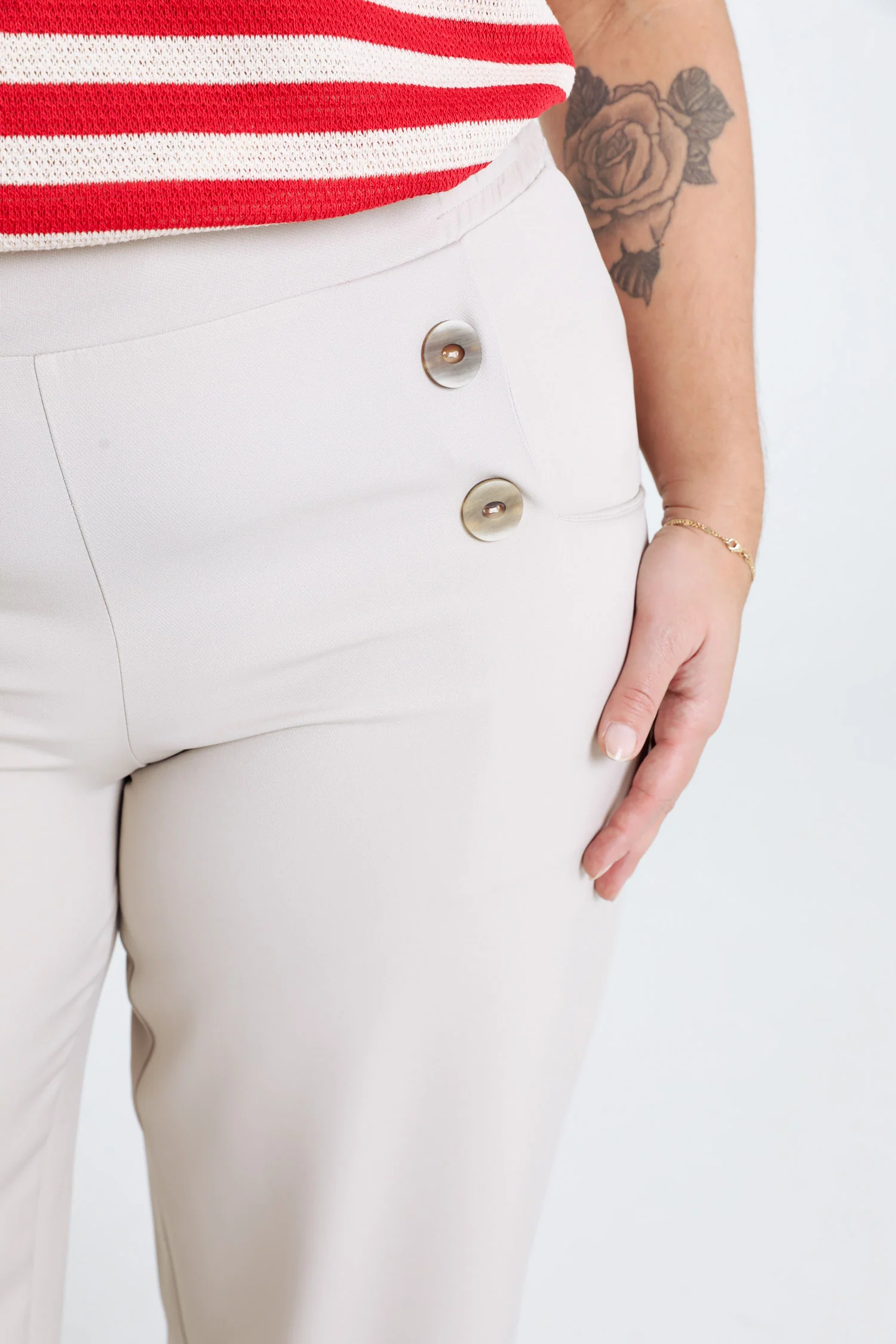 Pantalon 7/8 avec boutons décoratifs - Image 3