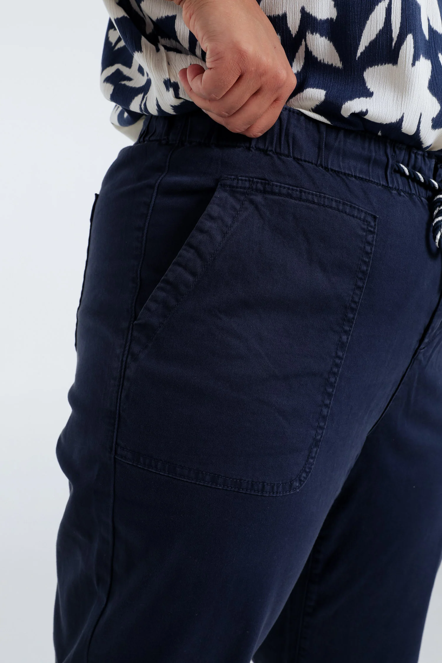 Pantalon chino en coton léger - Image 6