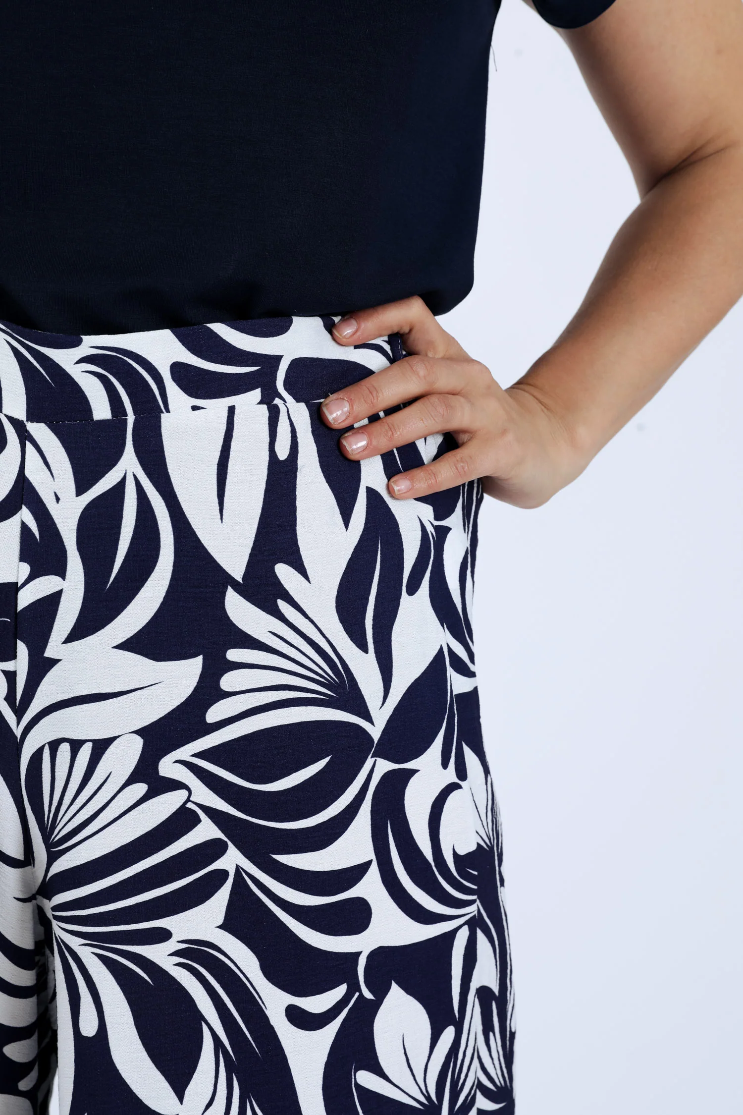 Pantalon large 7/8 en viscose imprimé floral bicolore - Image 3