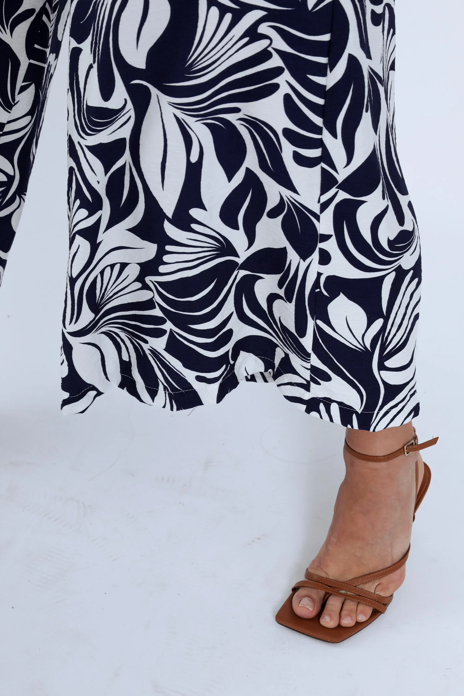 Pantalon large 7/8 en viscose imprimé floral bicolore - Image 4