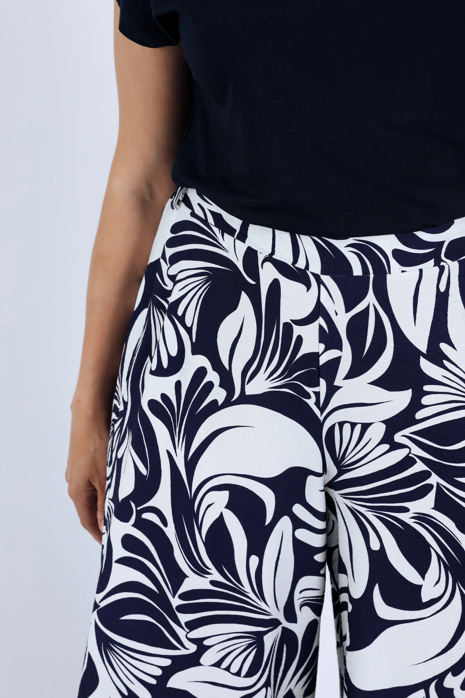 Pantalon large 7/8 en viscose imprimé floral bicolore - Image 5