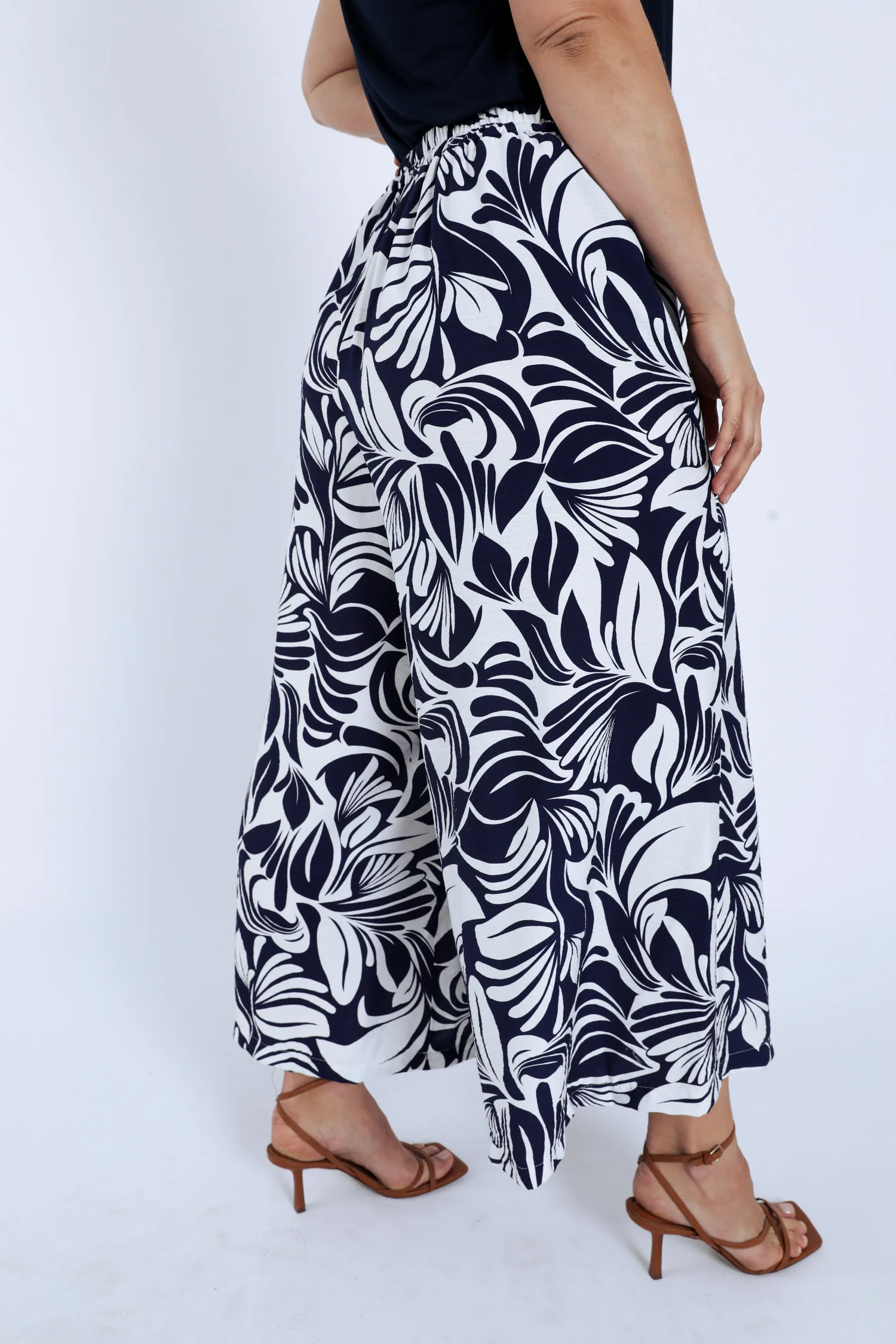 Pantalon large 7/8 en viscose imprimé floral bicolore - Image 6
