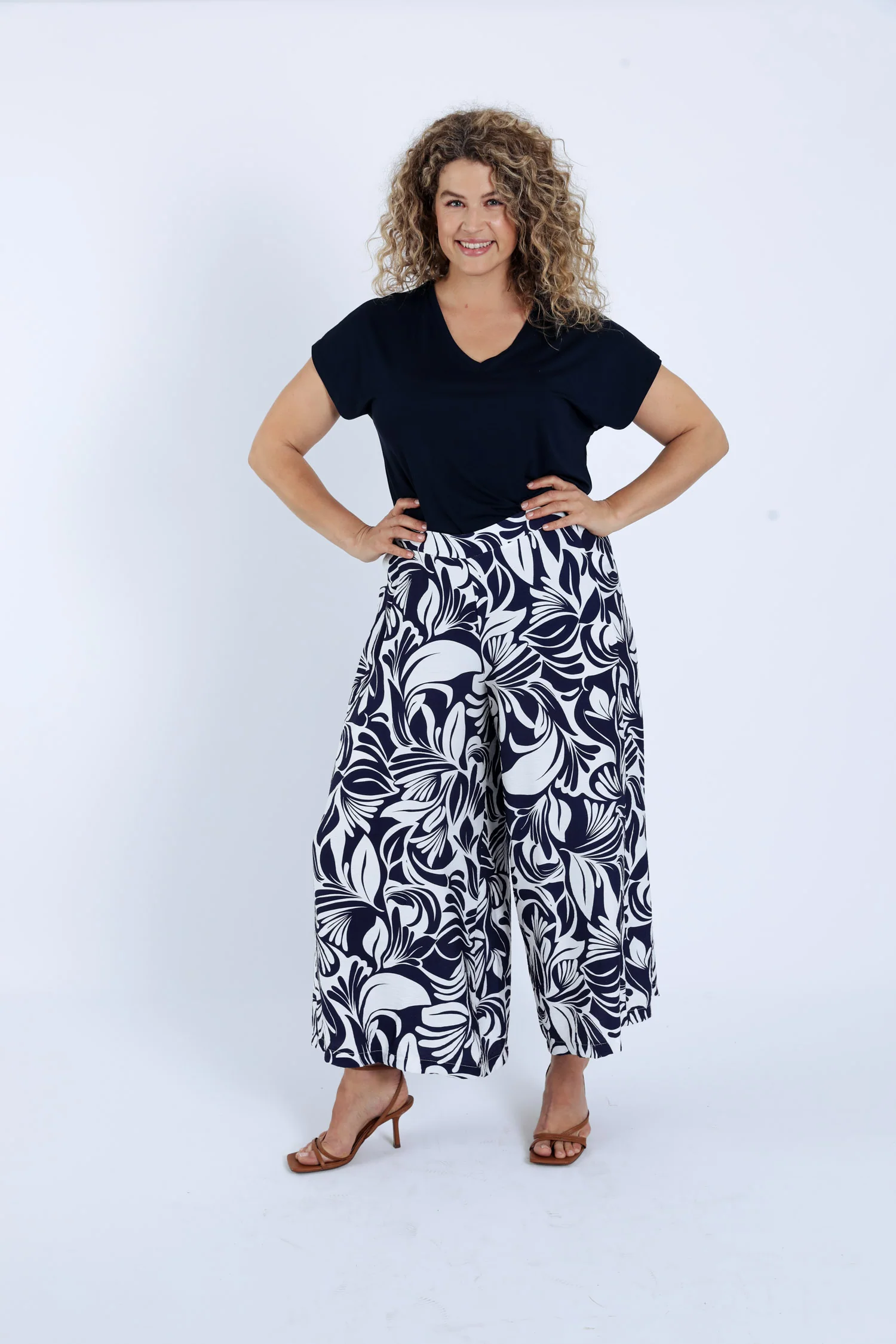 Pantalon large 7/8 en viscose imprimé floral bicolore - Image 7
