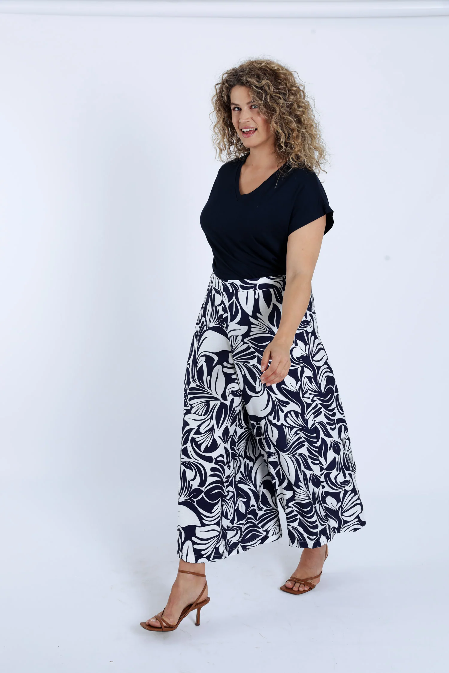 Pantalon large 7/8 en viscose imprimé floral bicolore - Image 8