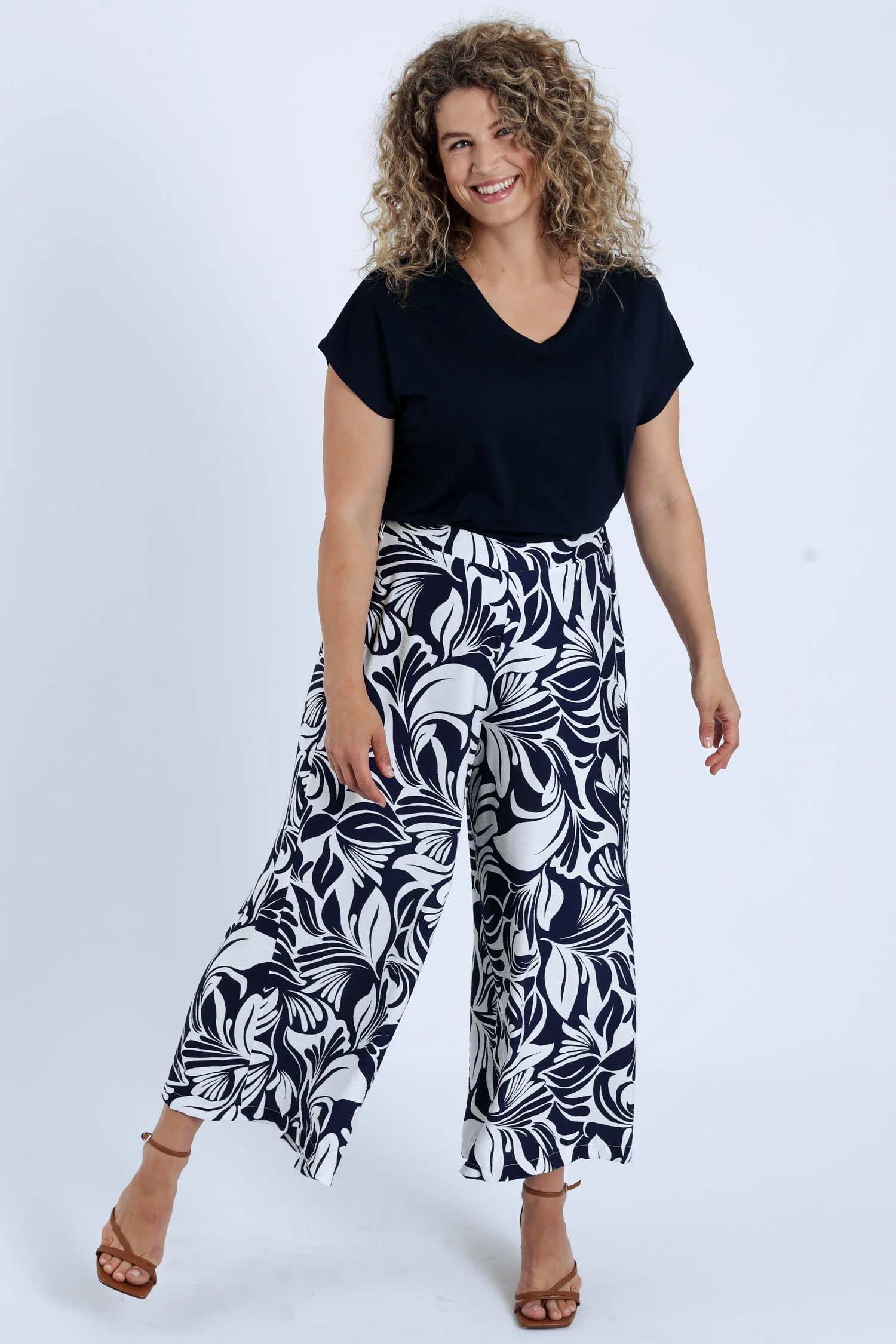 Pantalon large 7/8 en viscose imprimé floral bicolore - Image 9
