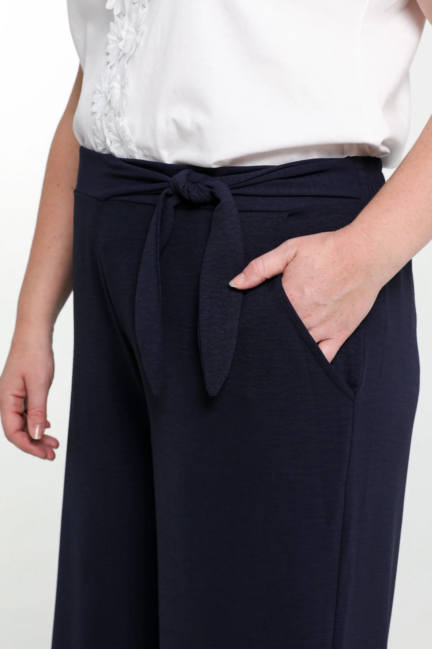 Pantalon large avec nœud - Image 5