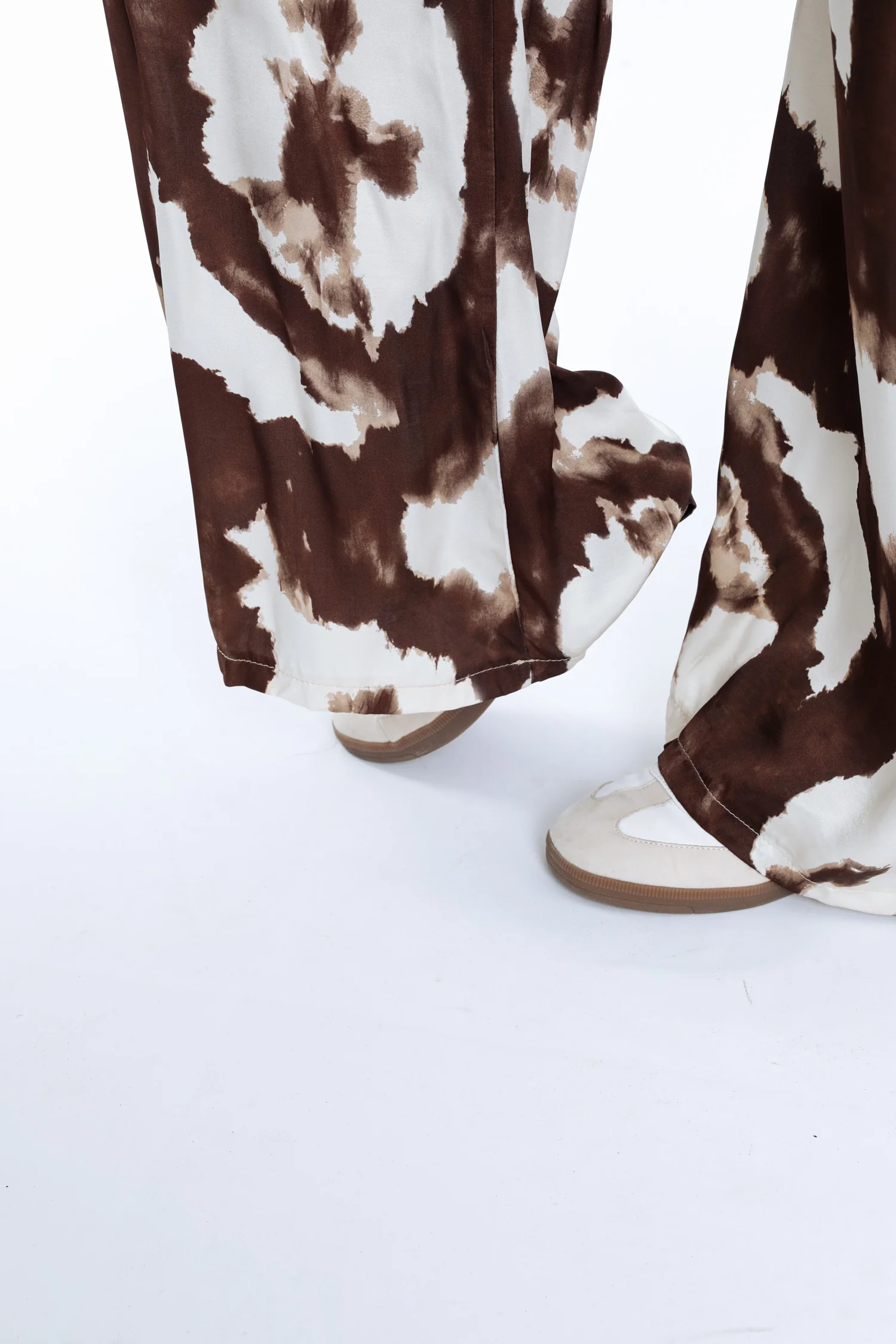Pantalon large en viscose effet satin imprimé animal - Image 4