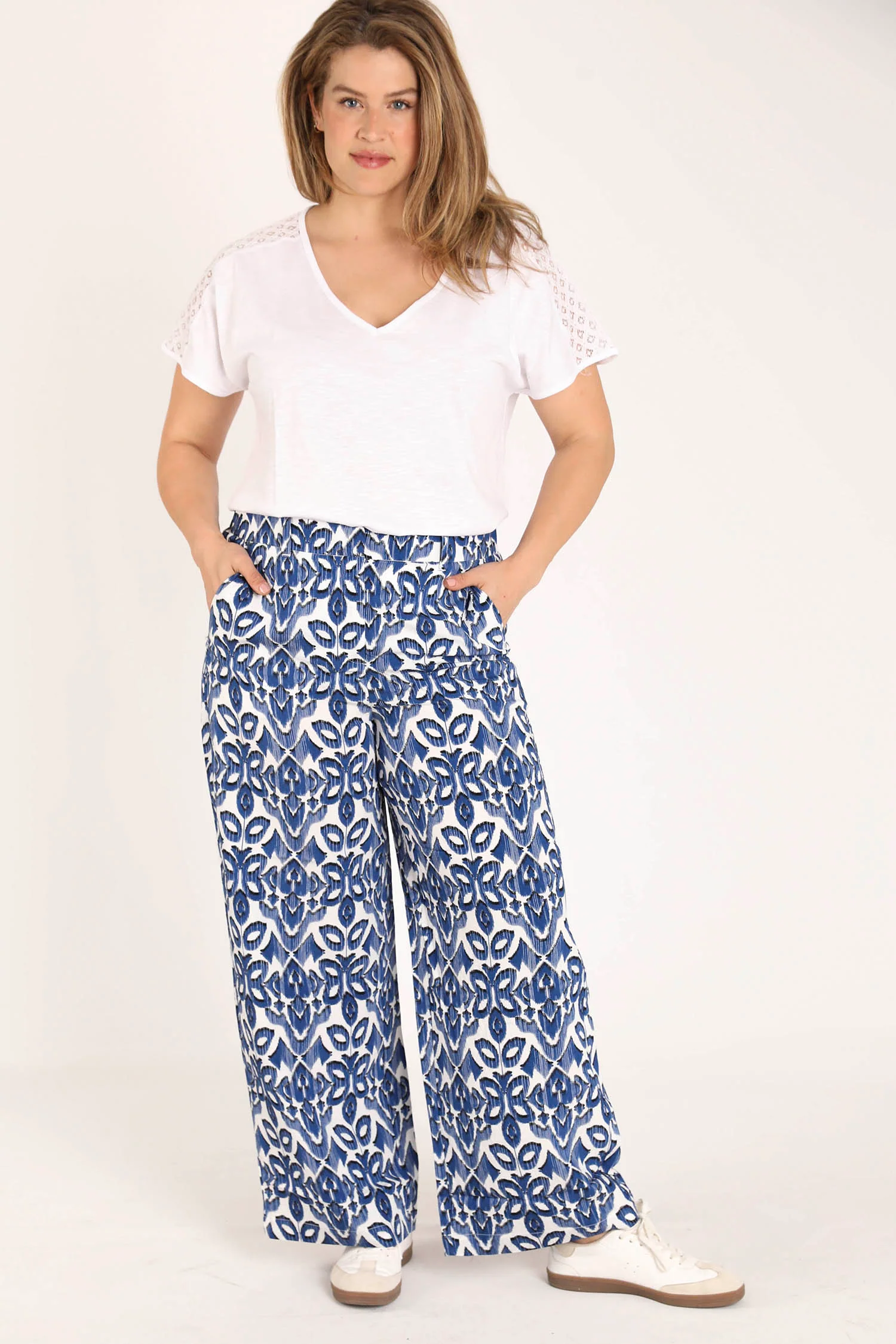 EXCLU SHEEGO - Pantalon large en viscose imprimé graphique bicolore - Image 5