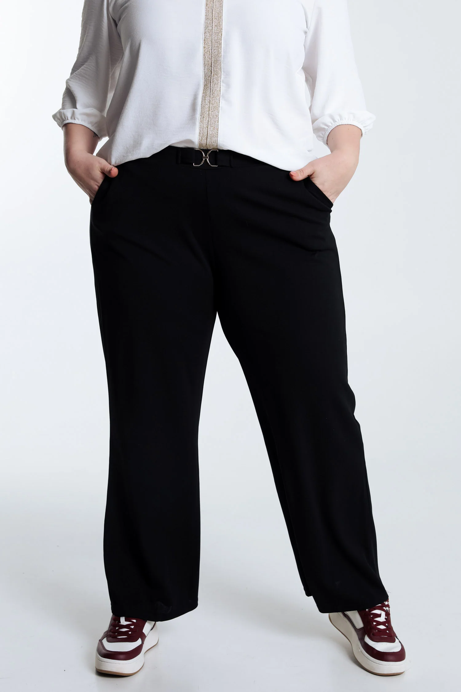 Pantalon large uni avec boucle dorée