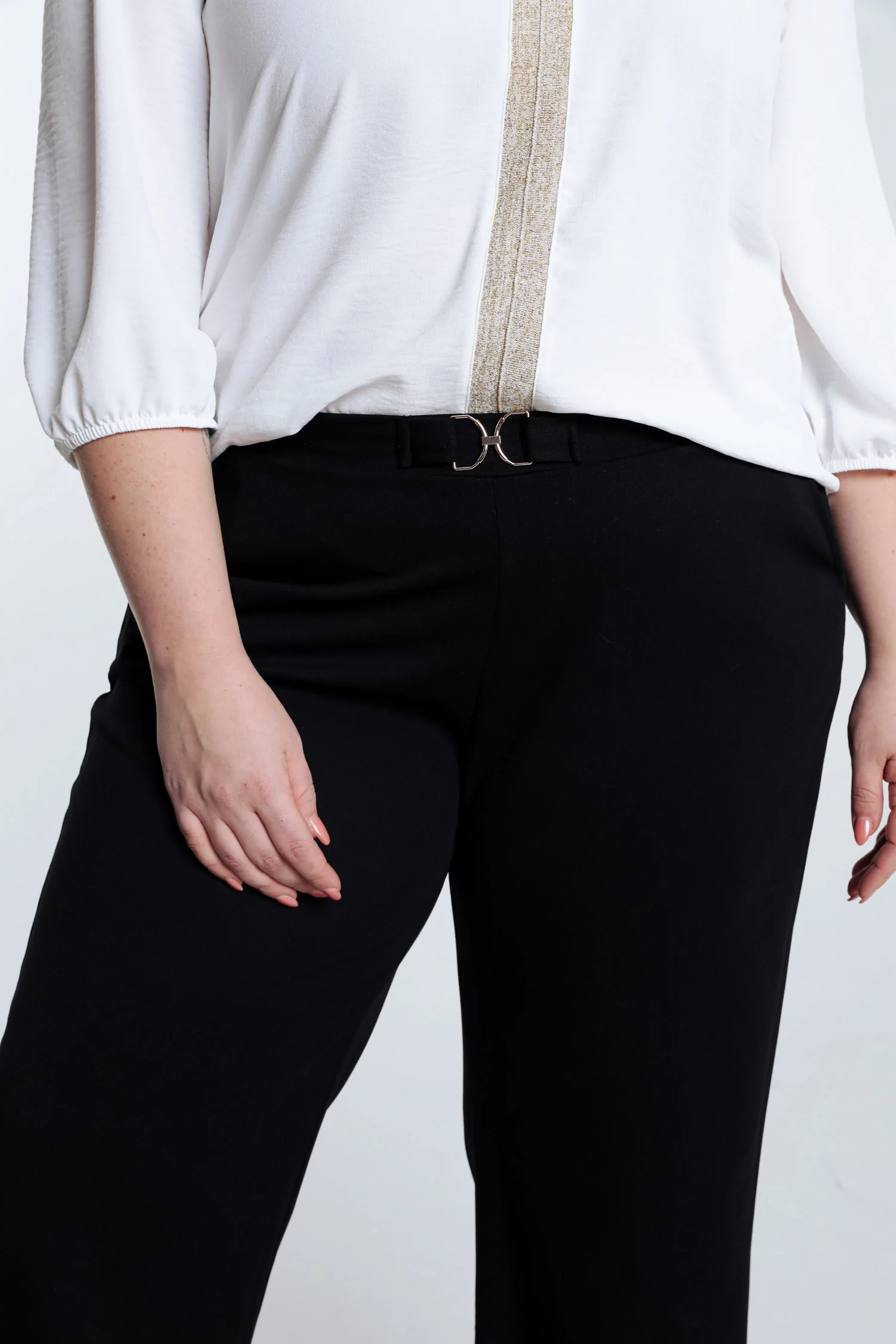 Pantalon large uni avec boucle dorée - Image 5