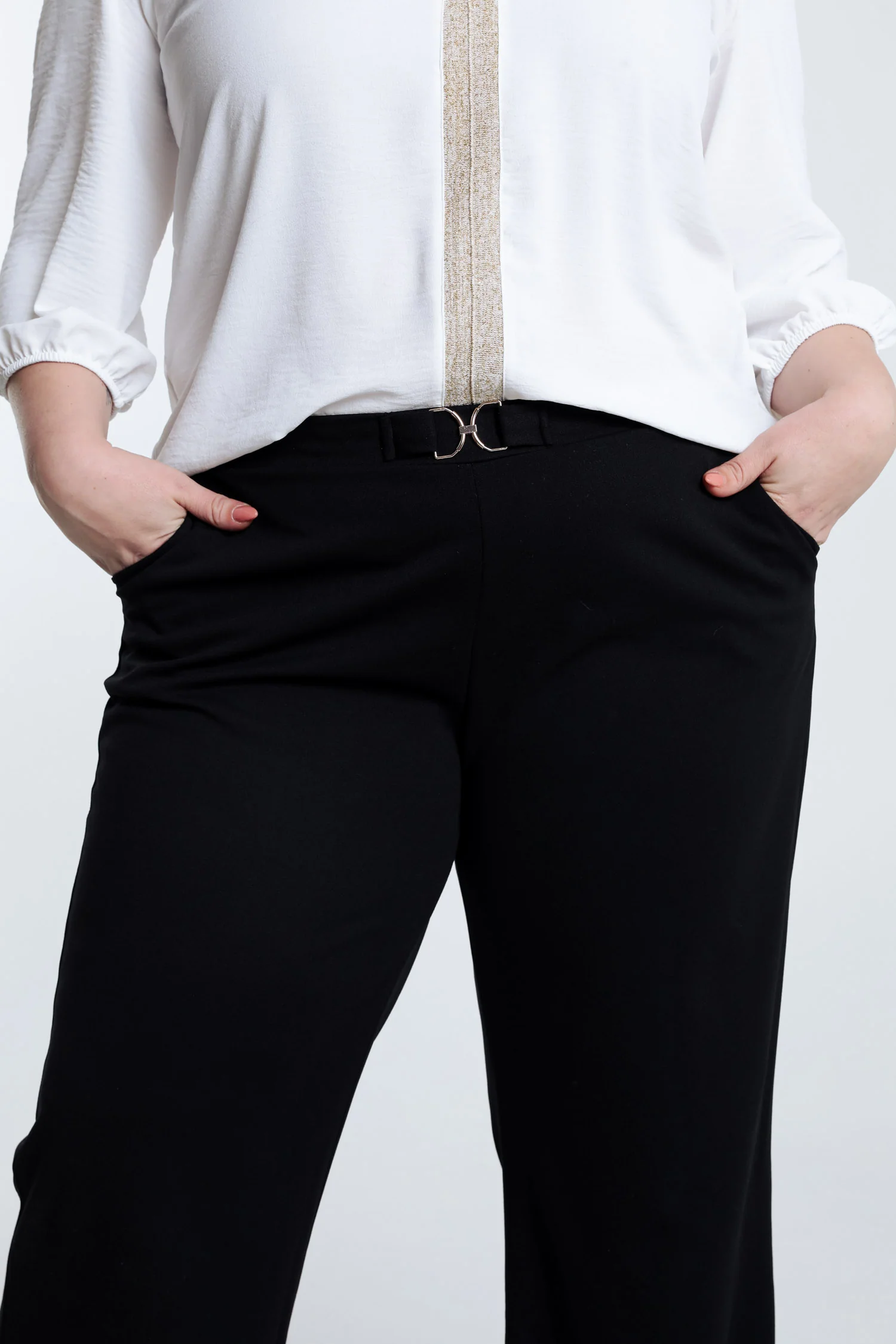 Pantalon large uni avec boucle dorée - Image 6