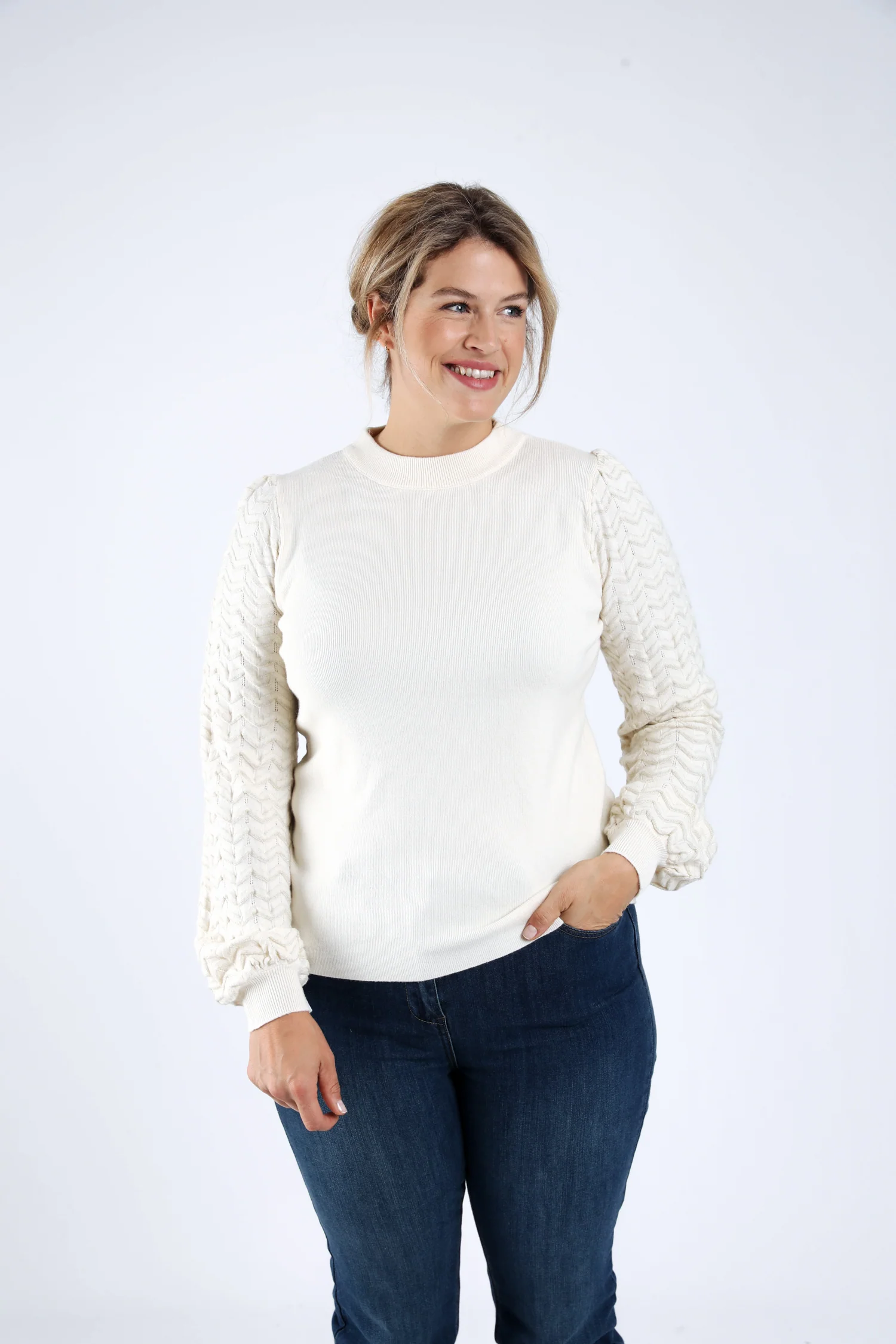 Pull uni avec manches chevrons