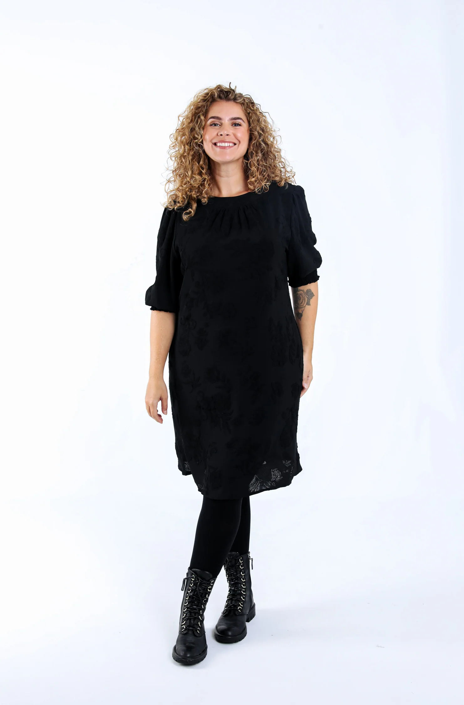 Robe courte unie avec motif en relief