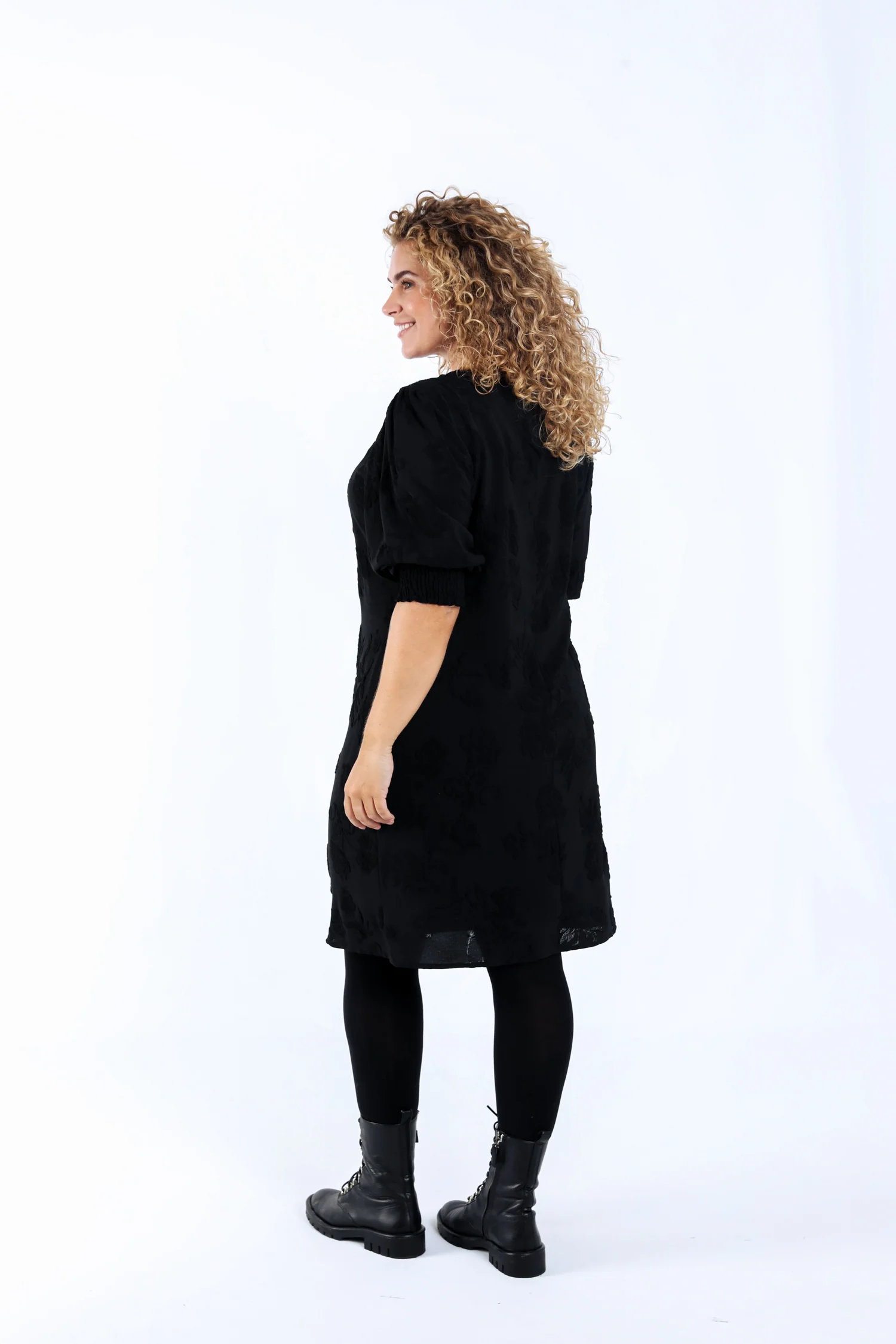 Robe courte unie avec motif en relief - Image 2
