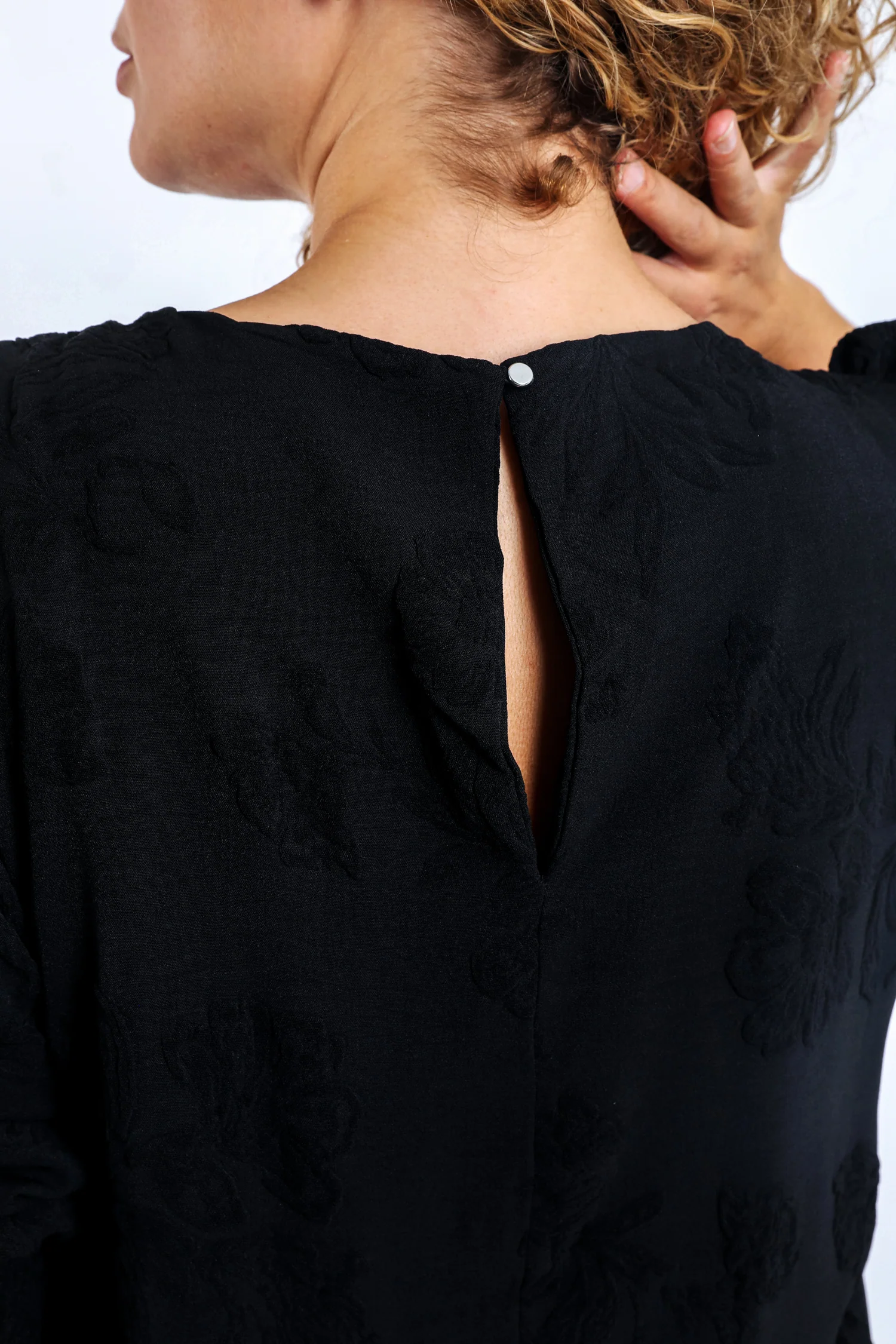 Robe courte unie avec motif en relief - Image 3
