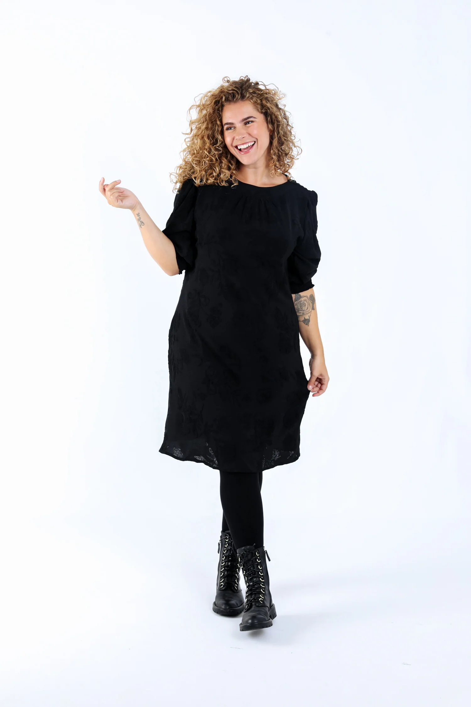 Robe courte unie avec motif en relief - Image 6